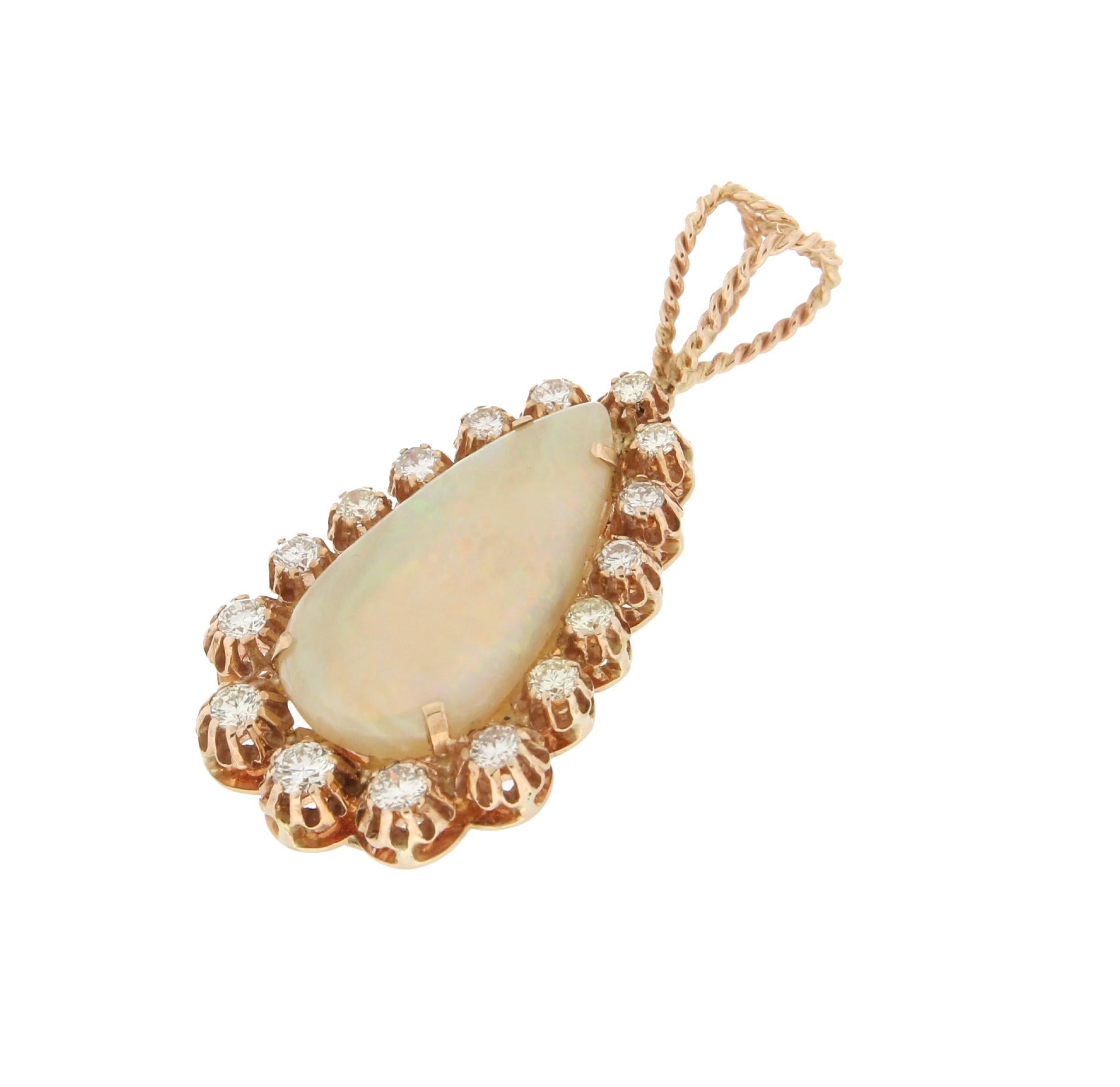 Handcraft Australian Opal 14 Karat Yellow Gold Pendant Necklace In New Condition For Sale In Marcianise, IT