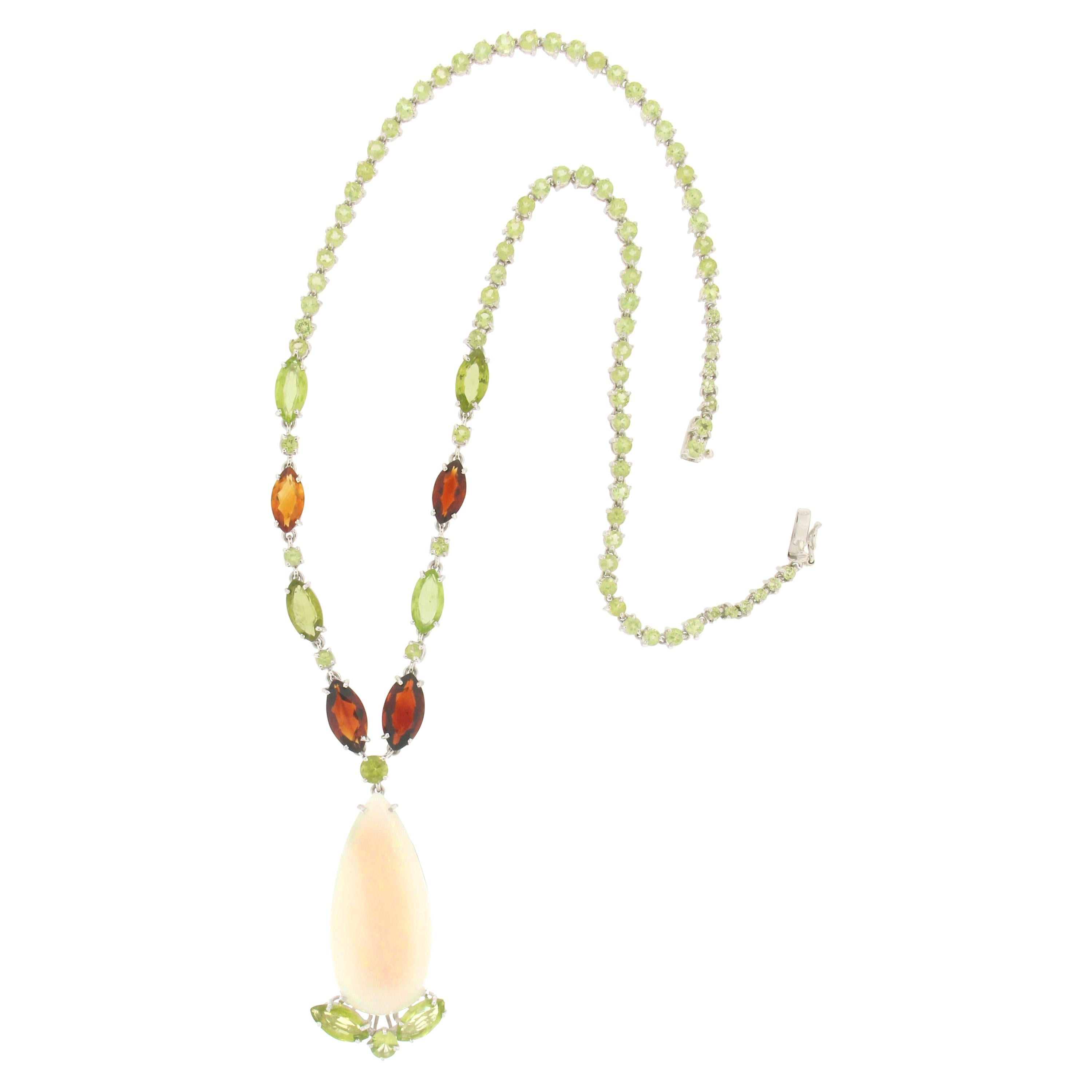 Collier pendentif artisanal en or blanc 18 carats avec opale d'Australie et péridots et citrine