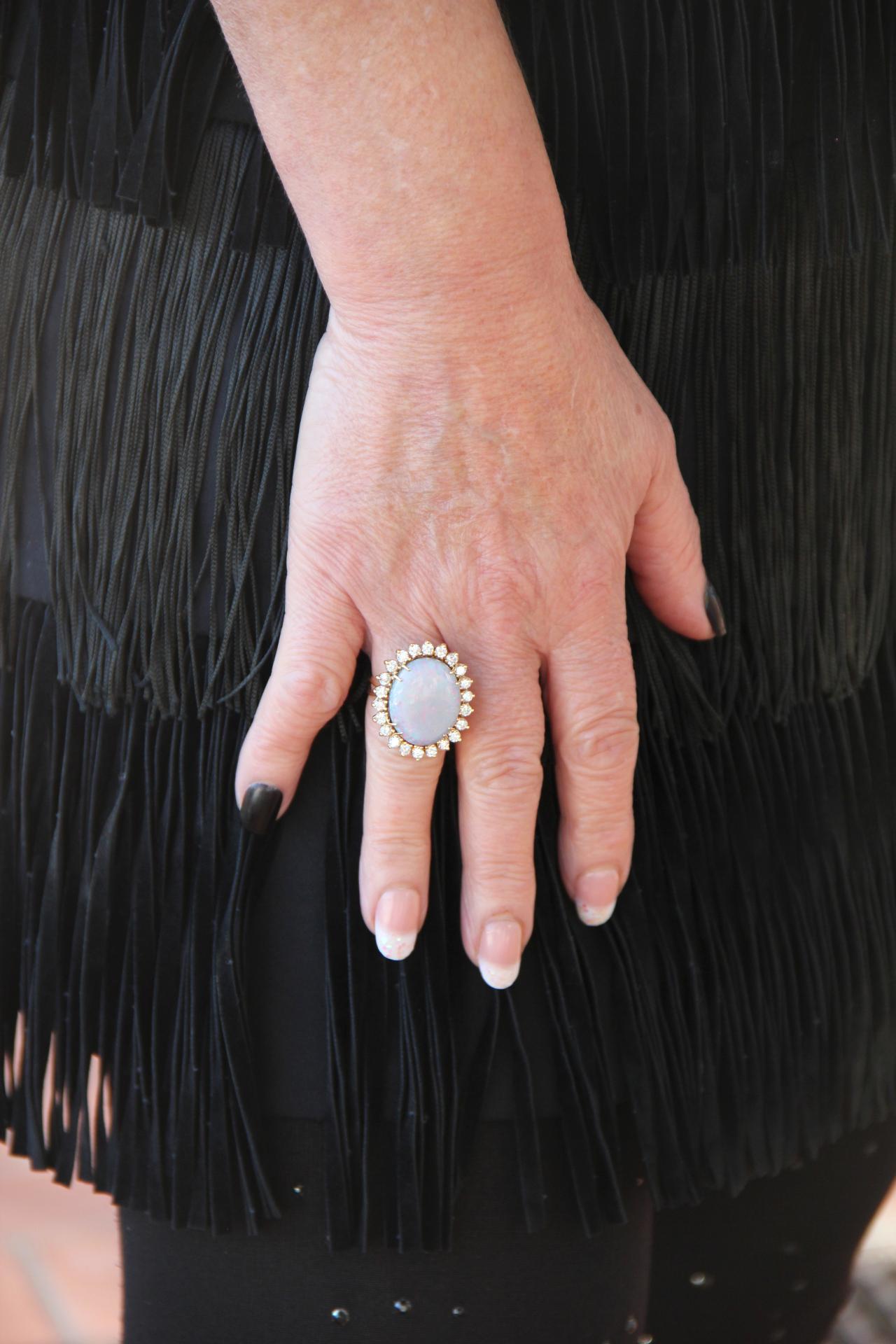 Anillo de cóctel artesanal de ópalo australiano y diamantes en oro amarillo de 18 quilates en venta 1