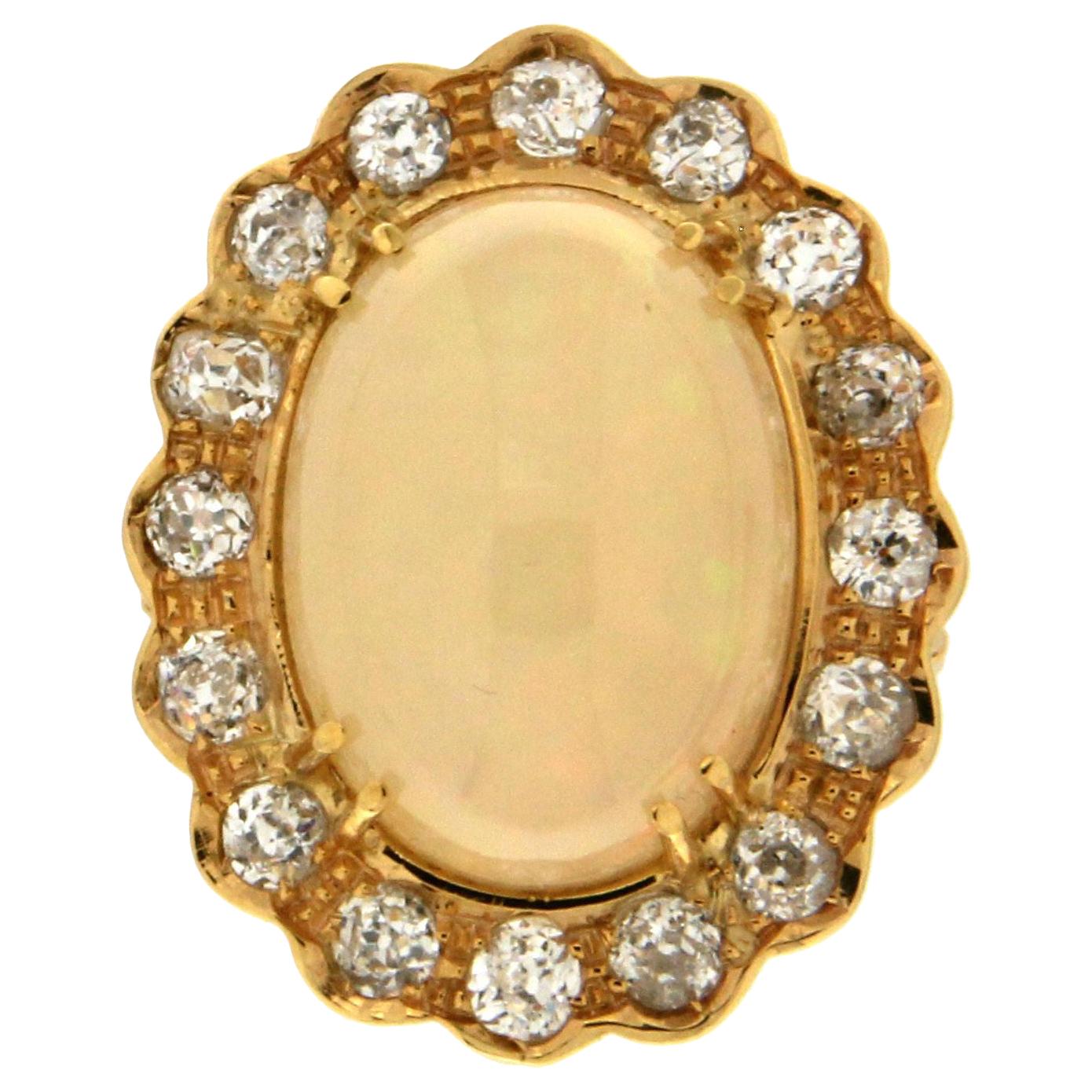 Anillo de cóctel artesanal de ópalo australiano y diamantes en oro amarillo de 18 quilates