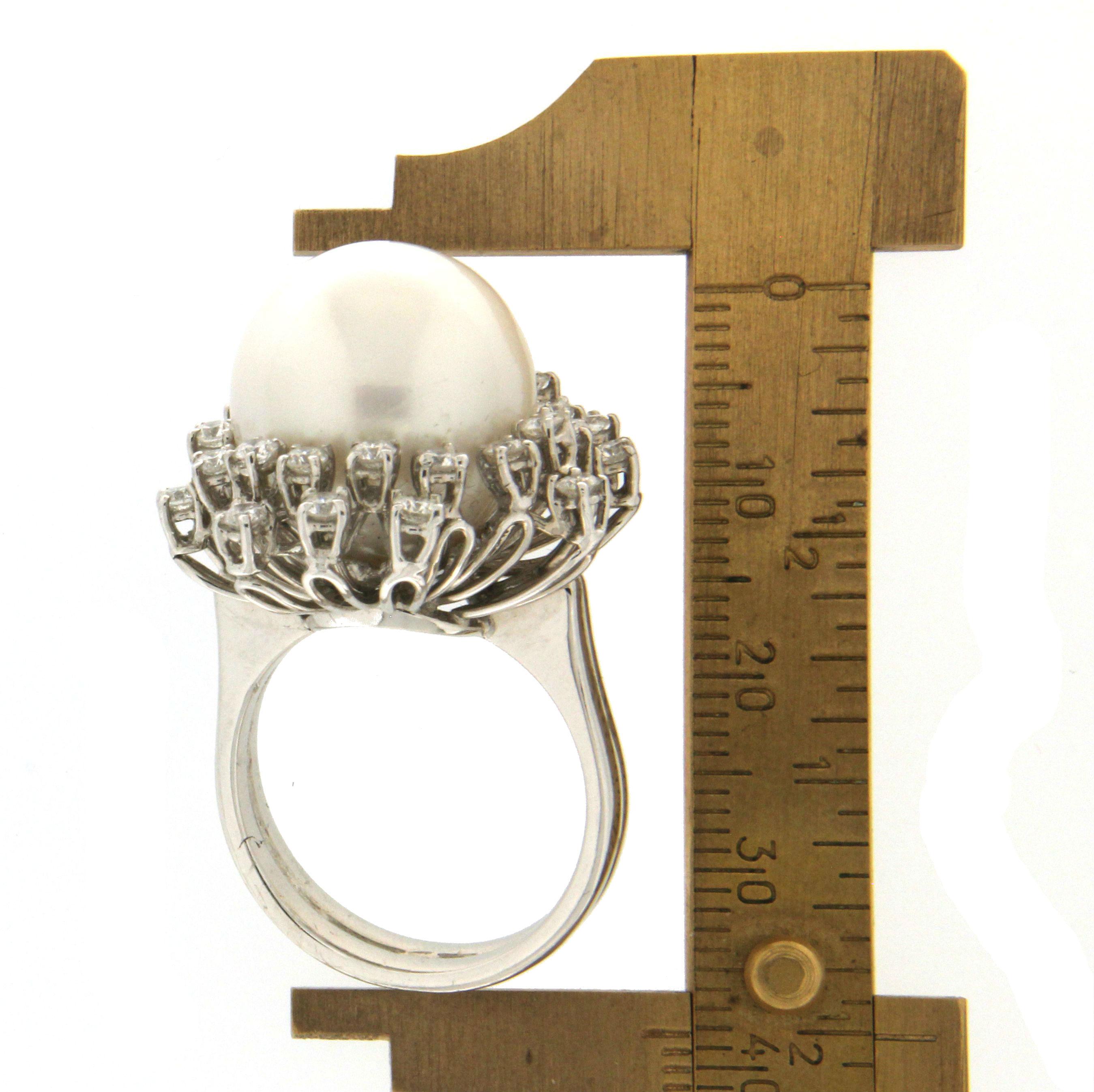 Anillo de cóctel artesanal de perlas australianas y diamantes en oro blanco de 18 quilates en venta 4