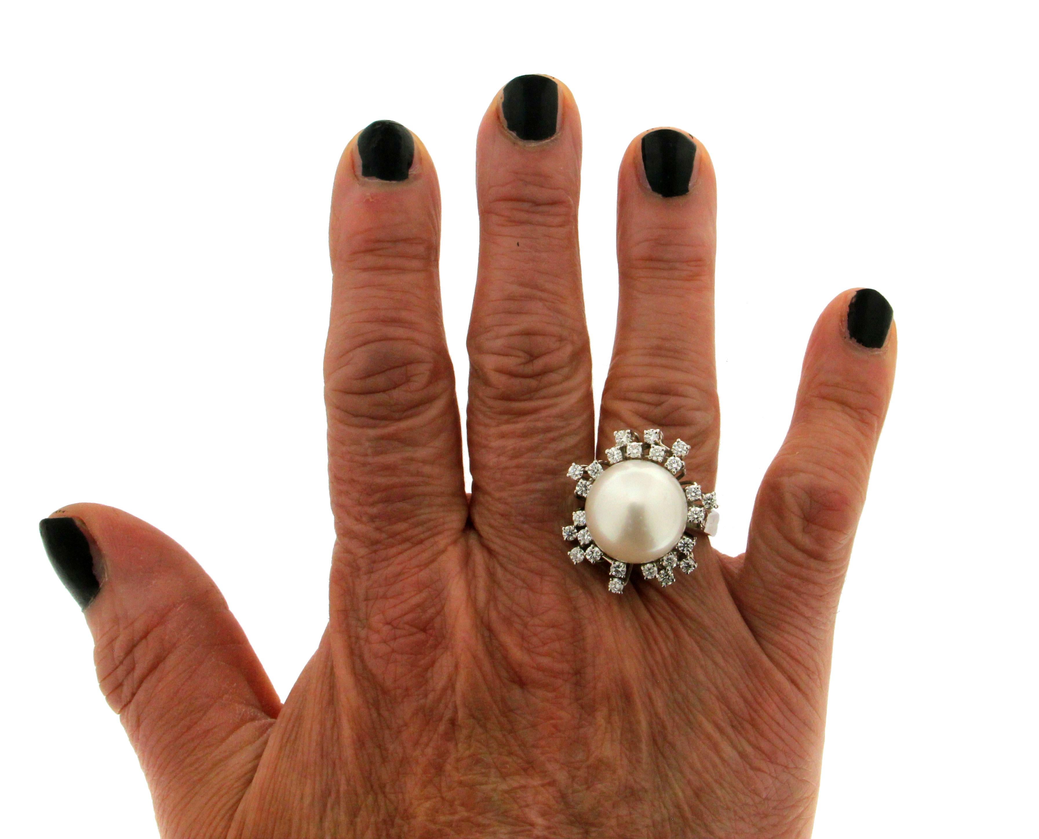Anillo de cóctel artesanal de perlas australianas y diamantes en oro blanco de 18 quilates en venta 5