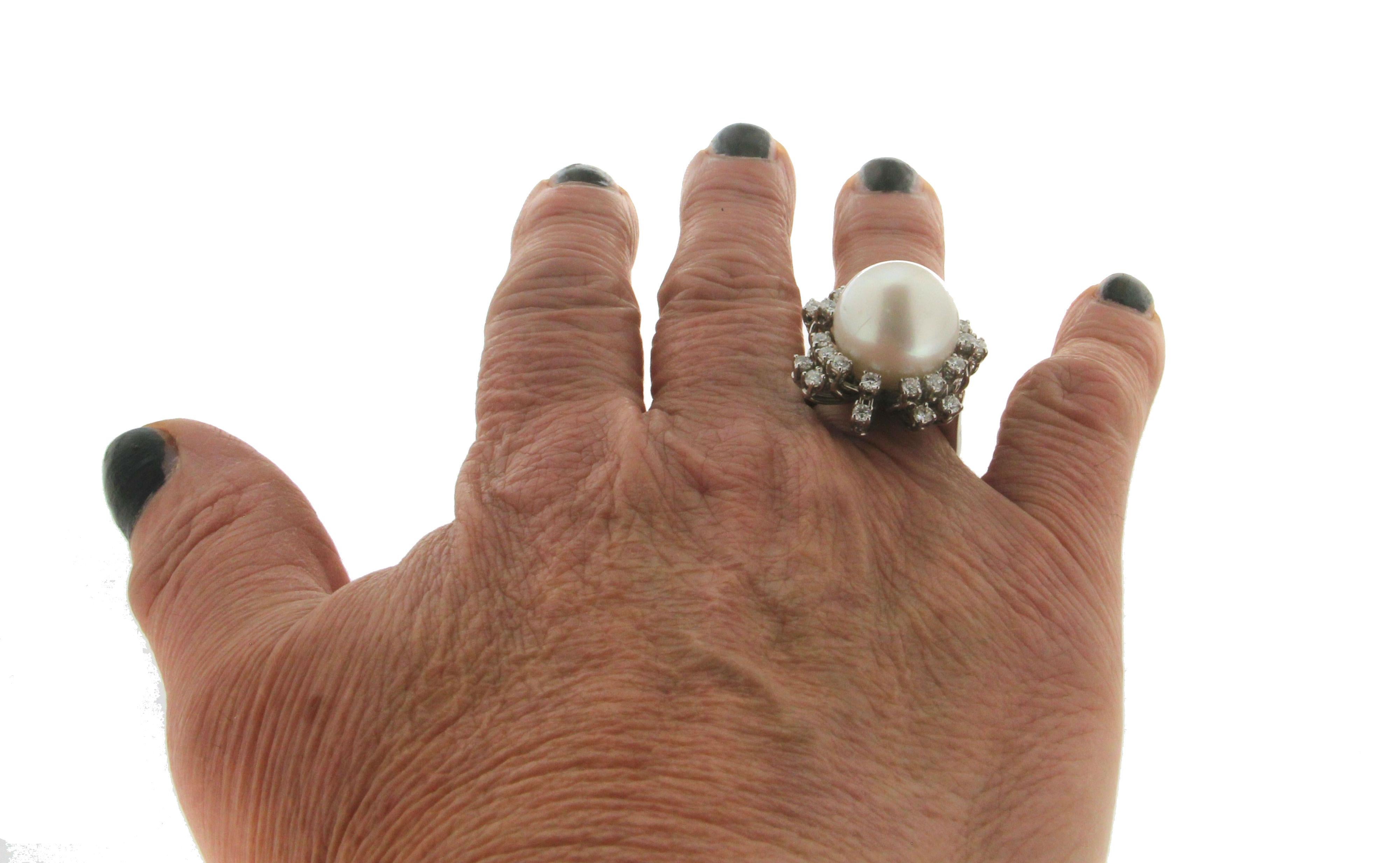 Anillo de cóctel artesanal de perlas australianas y diamantes en oro blanco de 18 quilates en venta 6