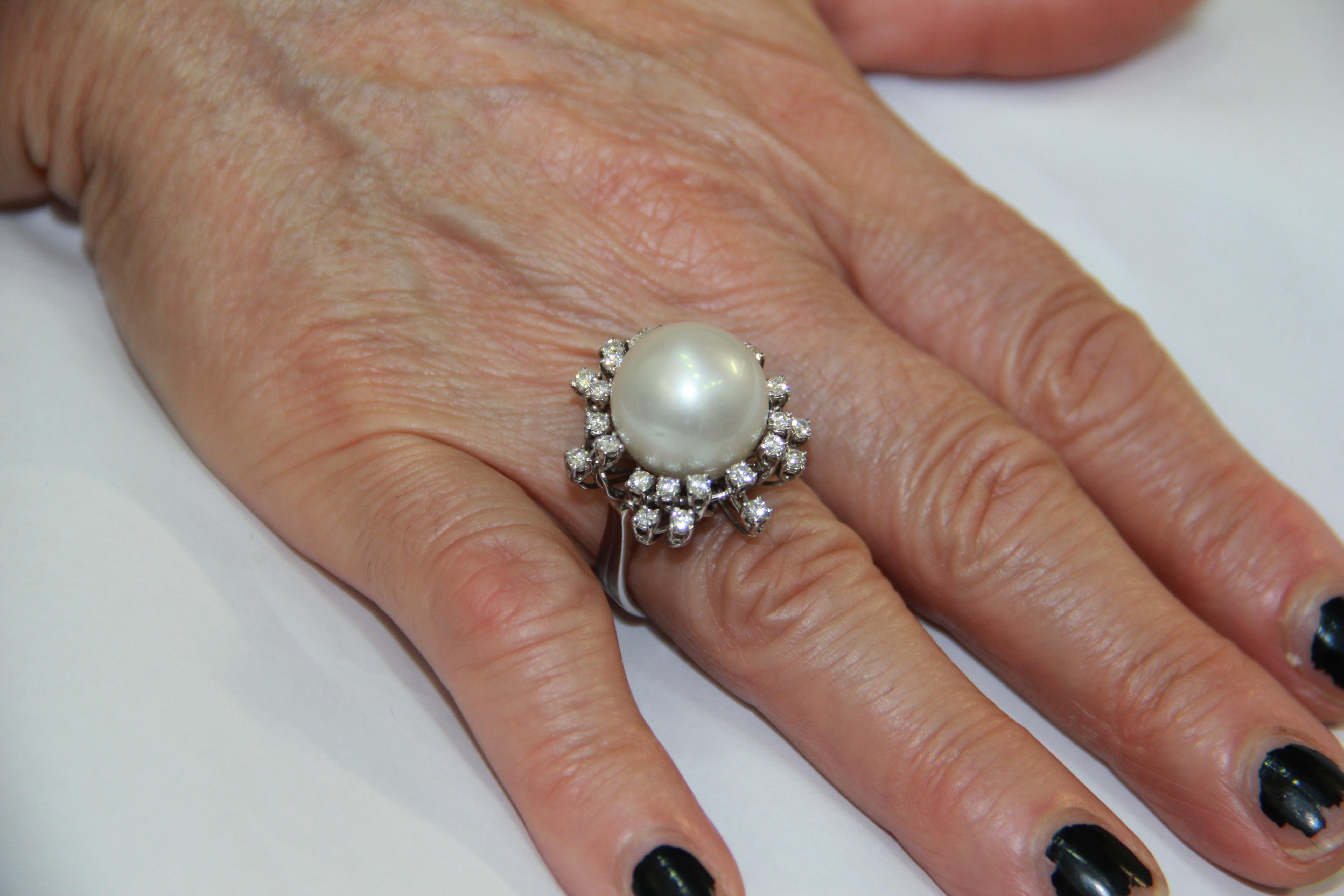 Anillo de cóctel artesanal de perlas australianas y diamantes en oro blanco de 18 quilates en venta 7
