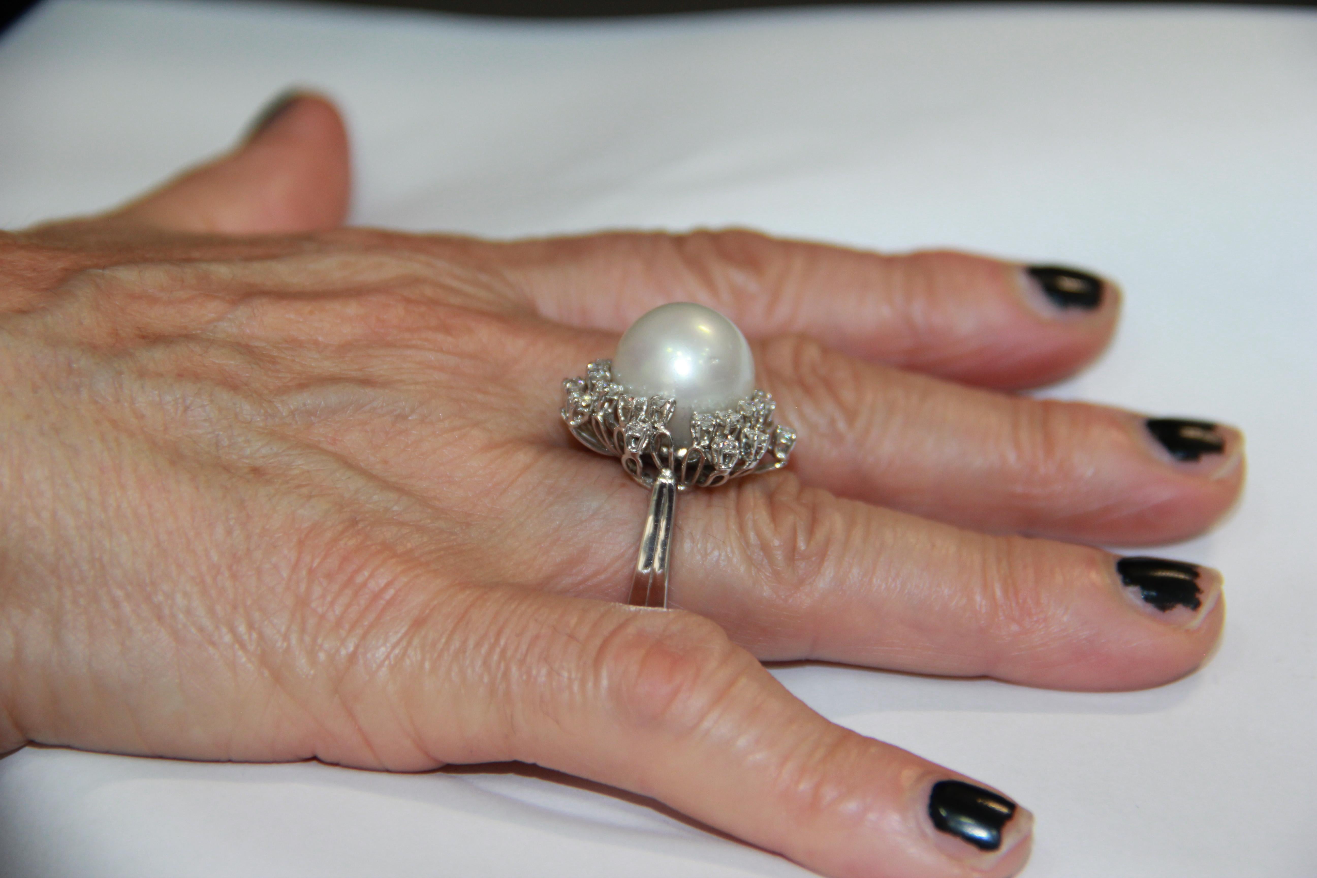 Anillo de cóctel artesanal de perlas australianas y diamantes en oro blanco de 18 quilates en venta 9