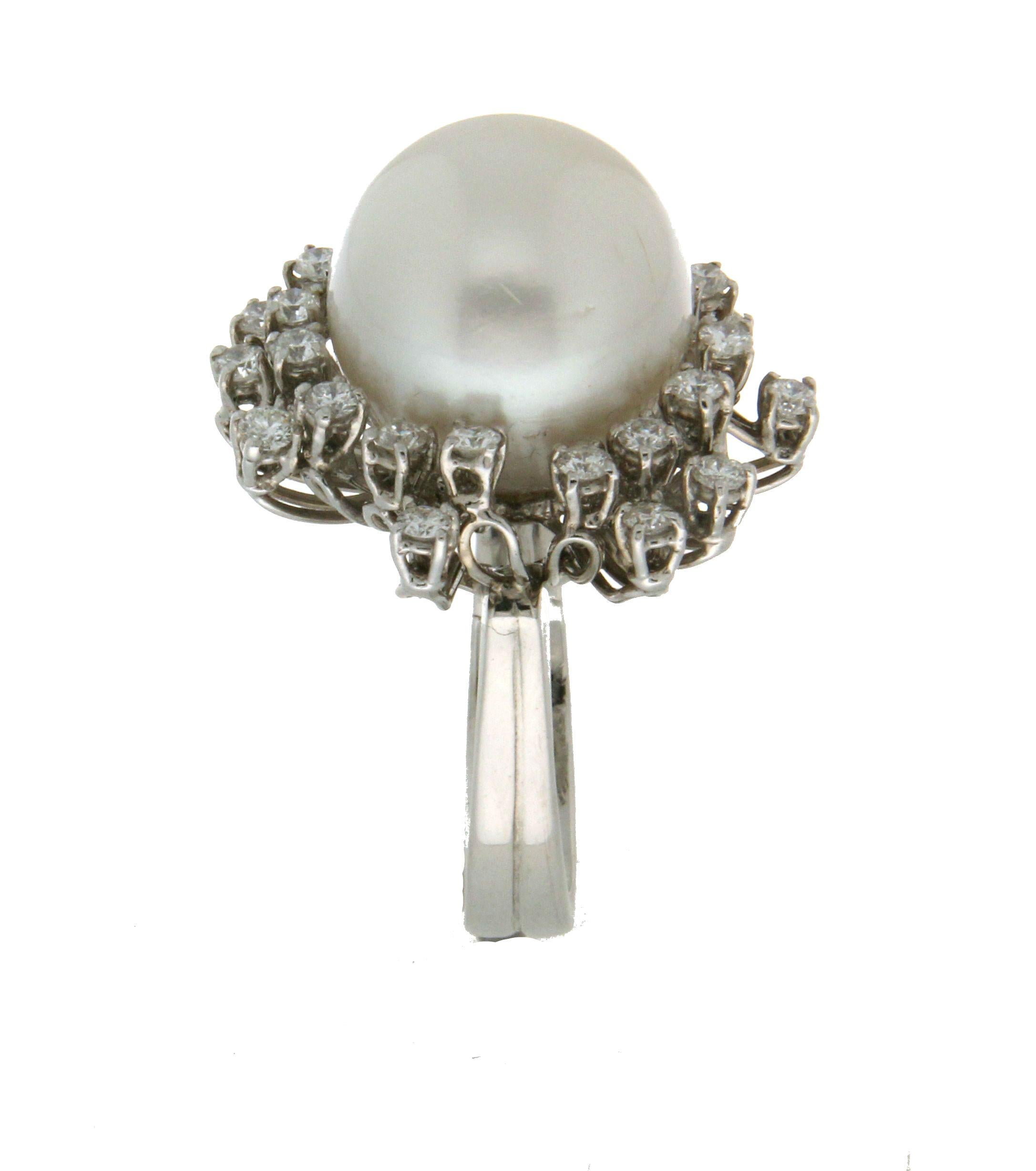 Anillo de cóctel artesanal de perlas australianas y diamantes en oro blanco de 18 quilates Artesano en venta