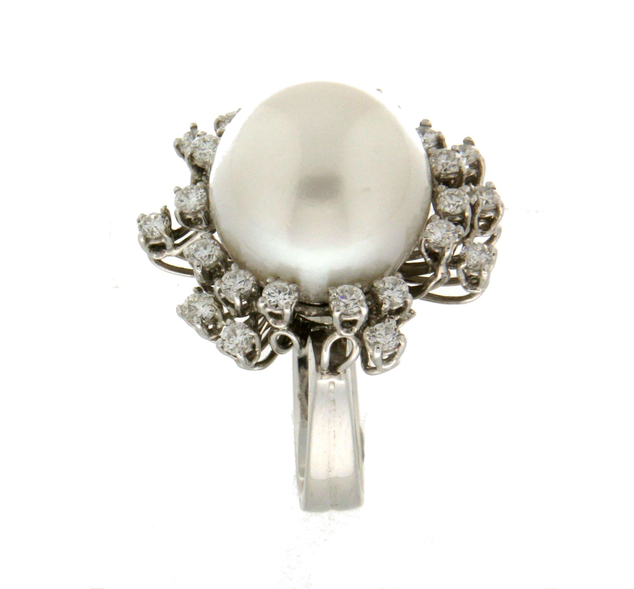 Anillo de cóctel artesanal de perlas australianas y diamantes en oro blanco de 18 quilates Corte brillante en venta