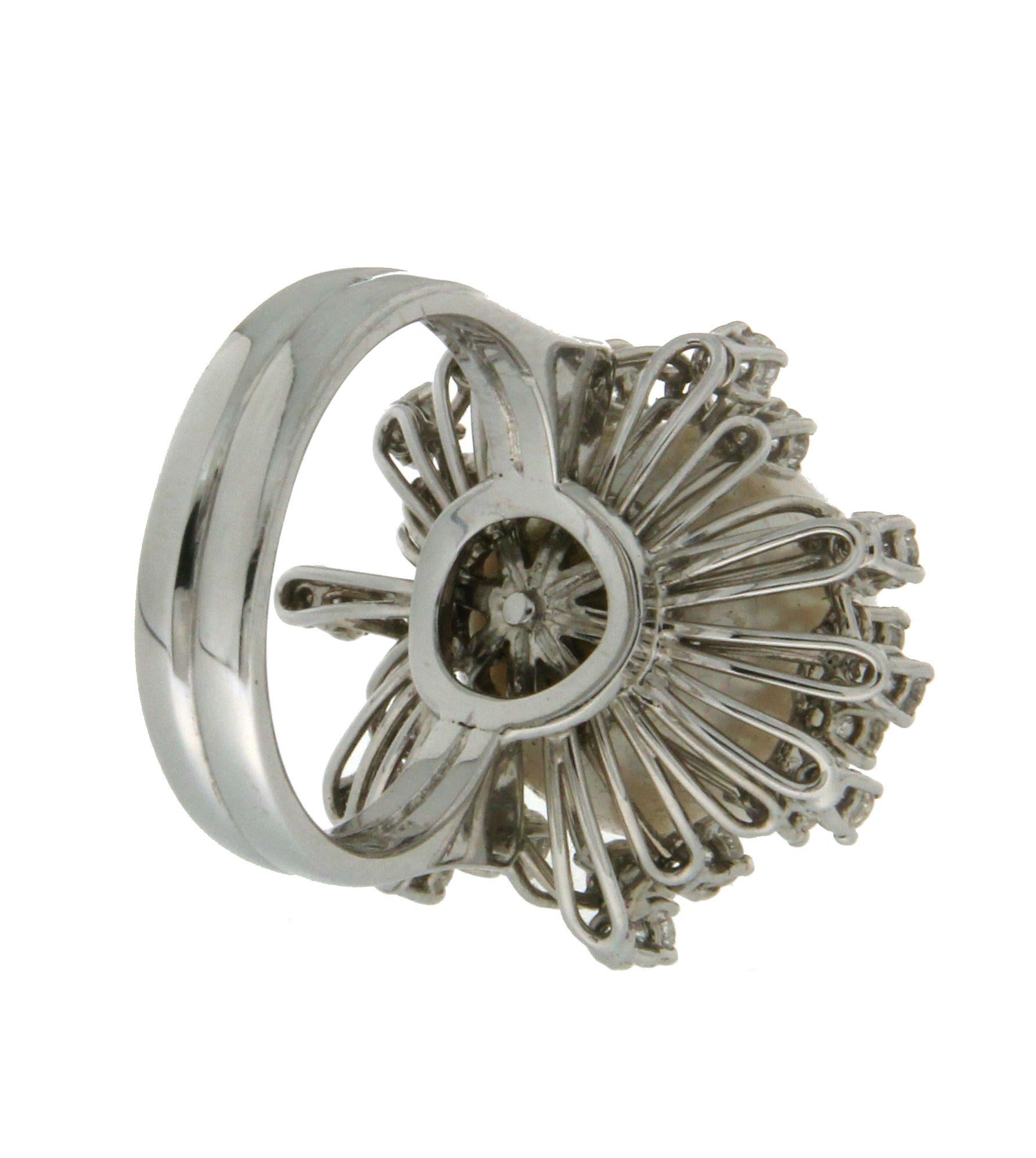 Anillo de cóctel artesanal de perlas australianas y diamantes en oro blanco de 18 quilates en venta 1
