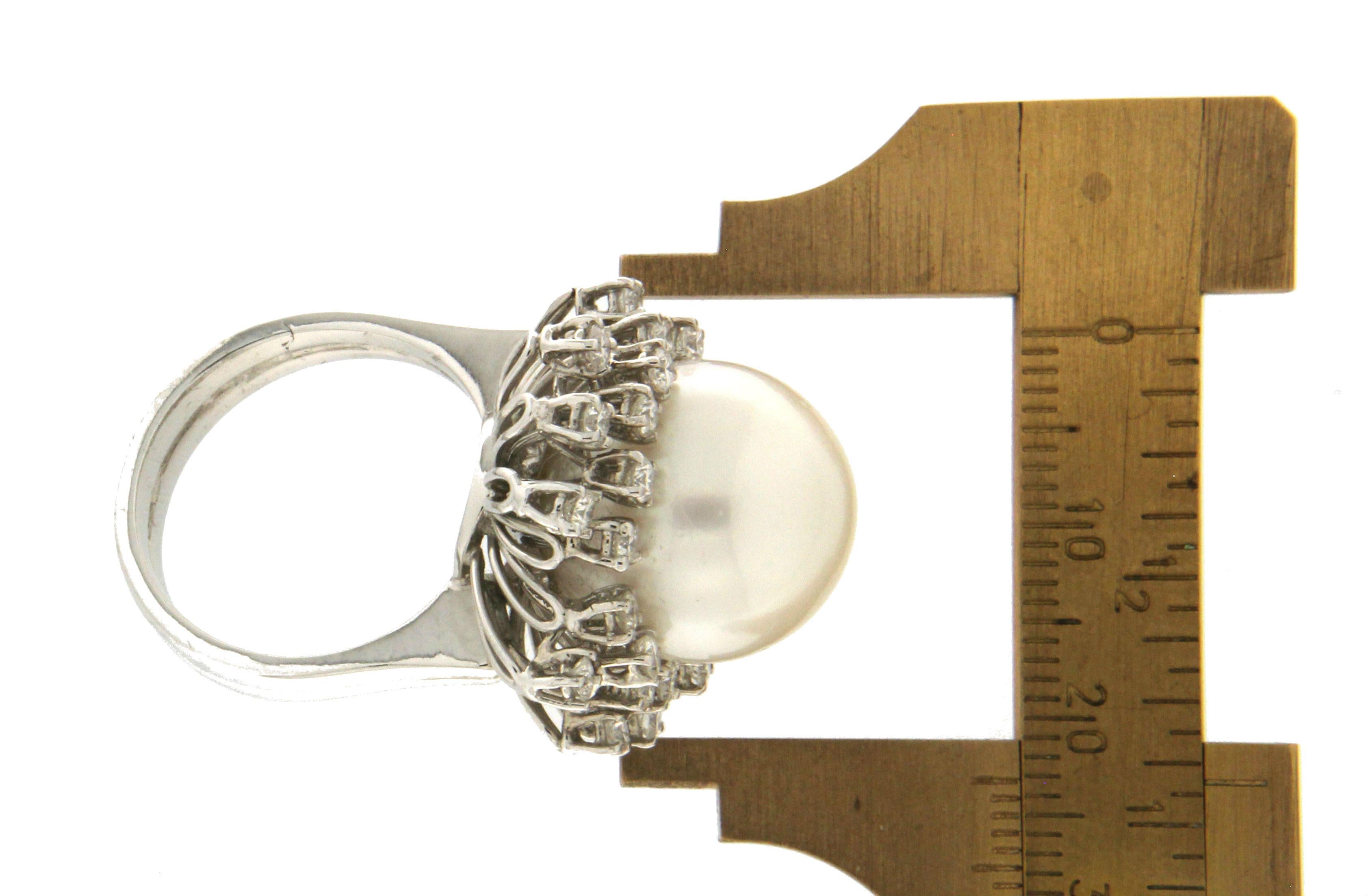 Anillo de cóctel artesanal de perlas australianas y diamantes en oro blanco de 18 quilates en venta 2
