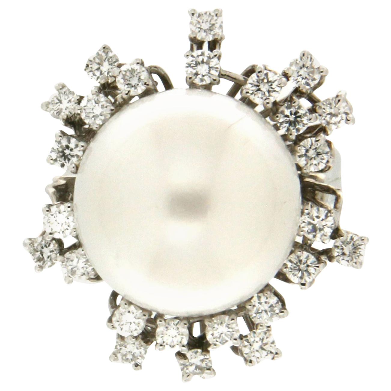 Bague cocktail artisanale en or blanc 18 carats avec perles d'Australie et diamants en vente