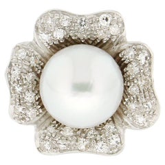 Anillo de cóctel artesanal de perlas australianas y diamantes en oro blanco de 18 quilates