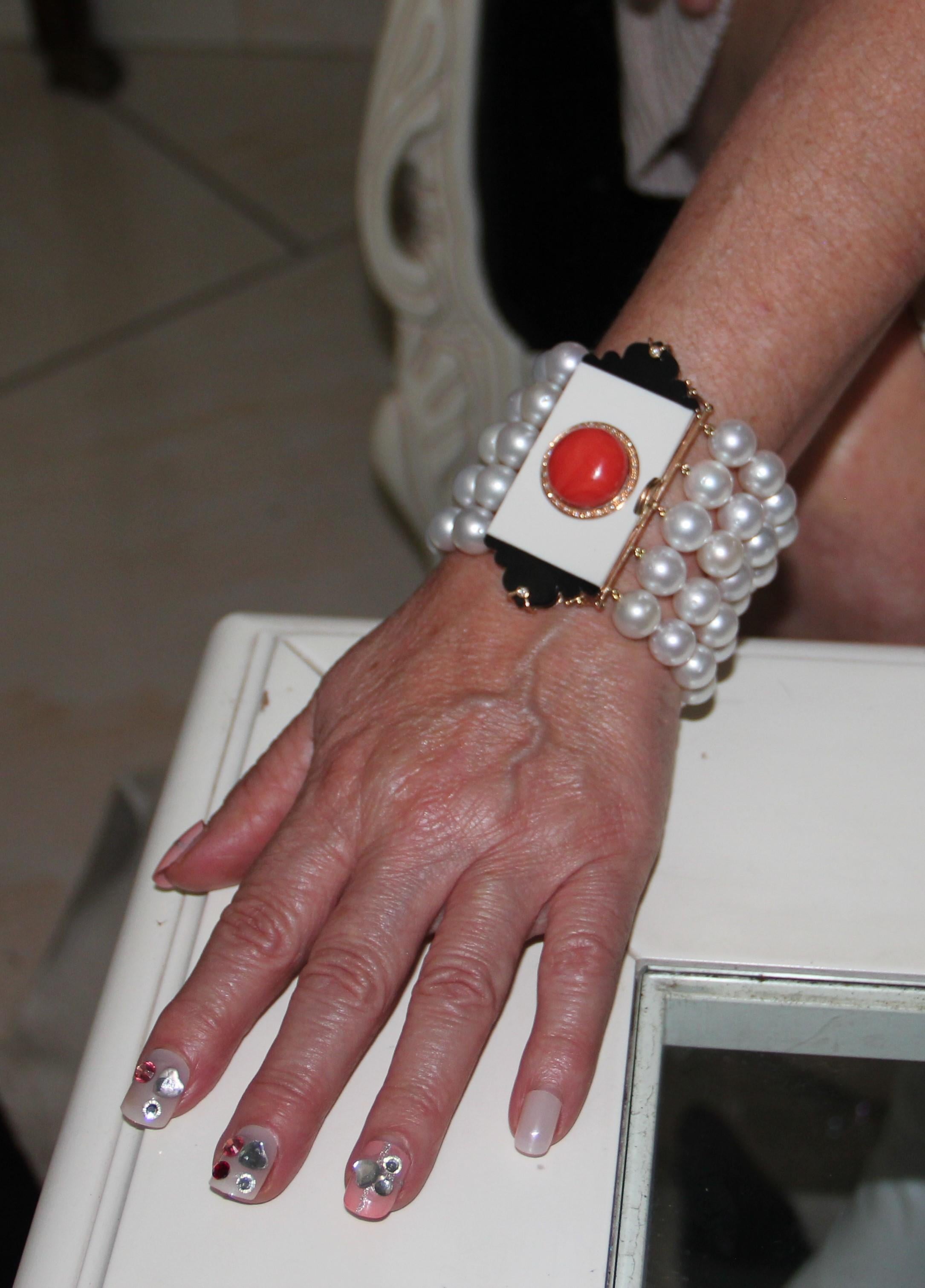 Bracelet manchette artisanal en or 14 carats avec perles d'Australie, diamants et onyx corail en vente 4