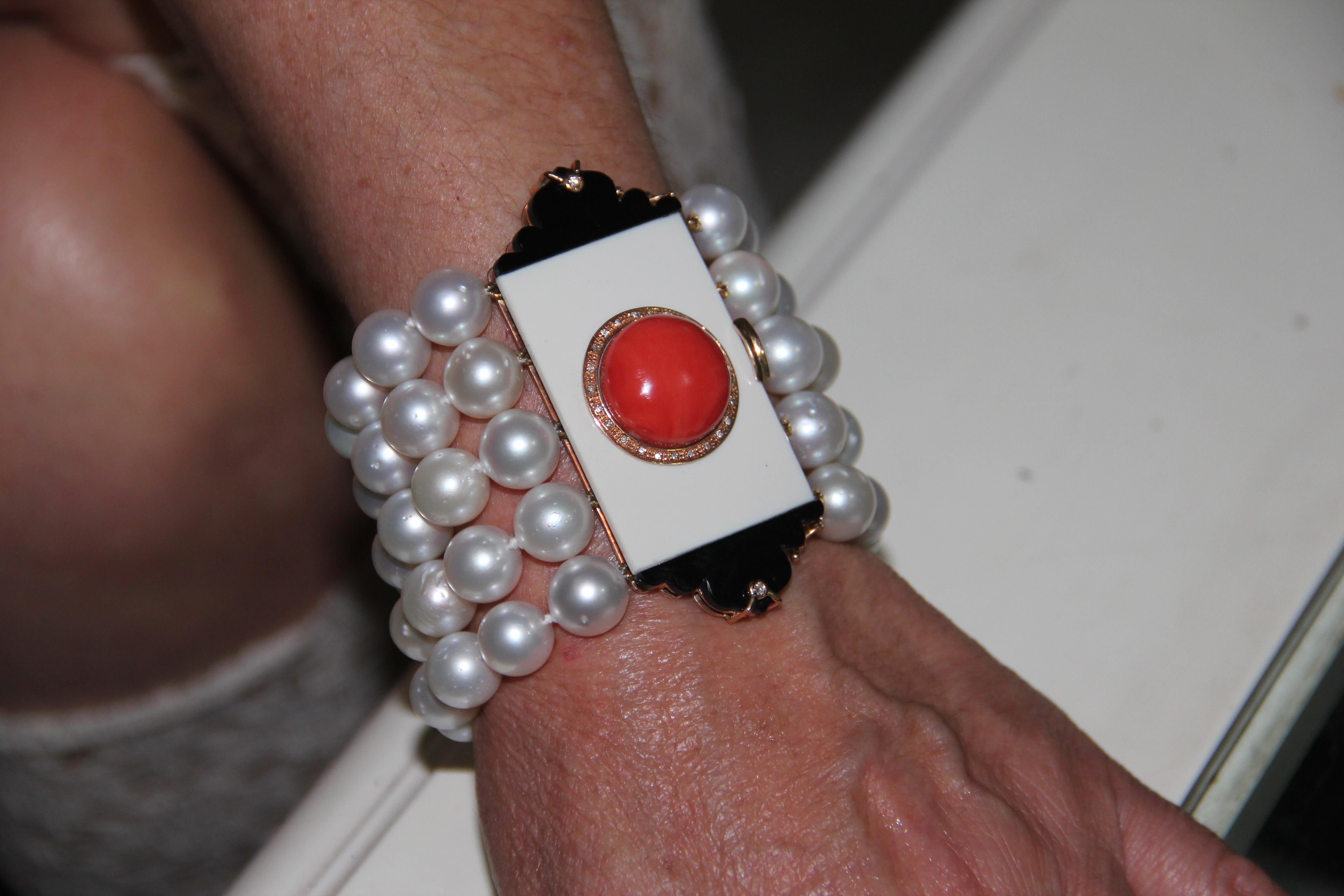 Bracelet manchette artisanal en or 14 carats avec perles d'Australie, diamants et onyx corail en vente 5