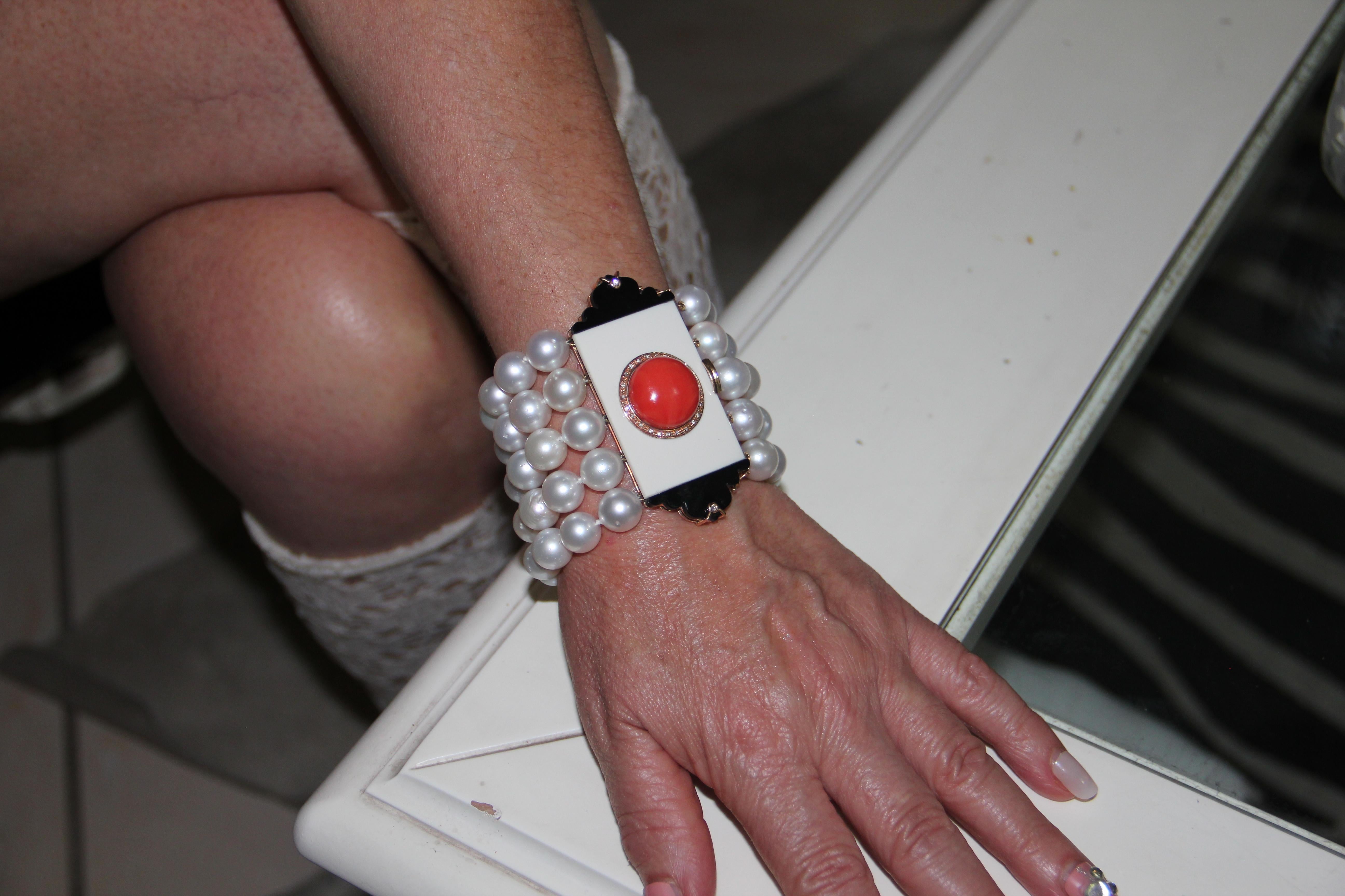 Bracelet manchette artisanal en or 14 carats avec perles d'Australie, diamants et onyx corail en vente 6