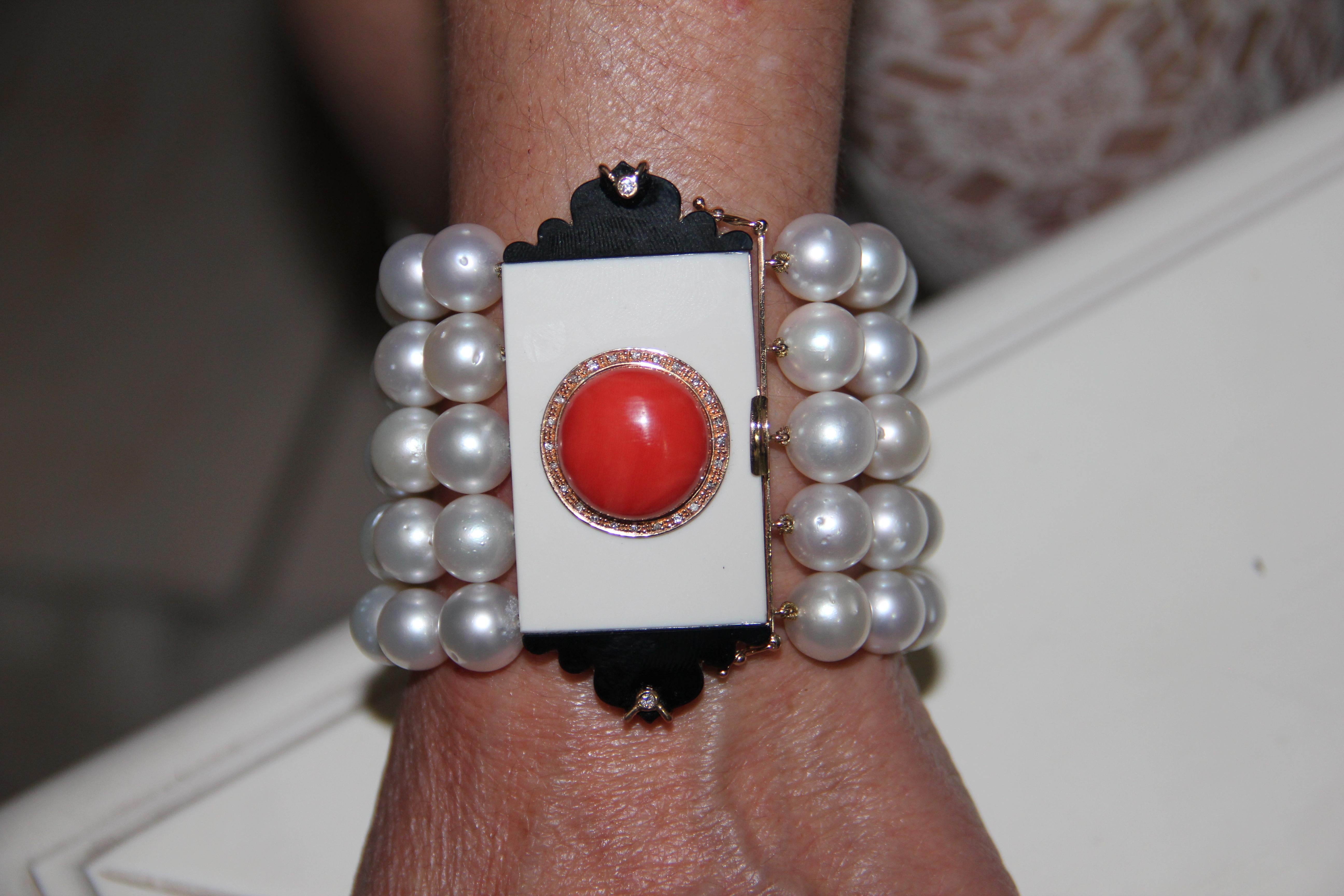 Bracelet manchette artisanal en or 14 carats avec perles d'Australie, diamants et onyx corail en vente 7