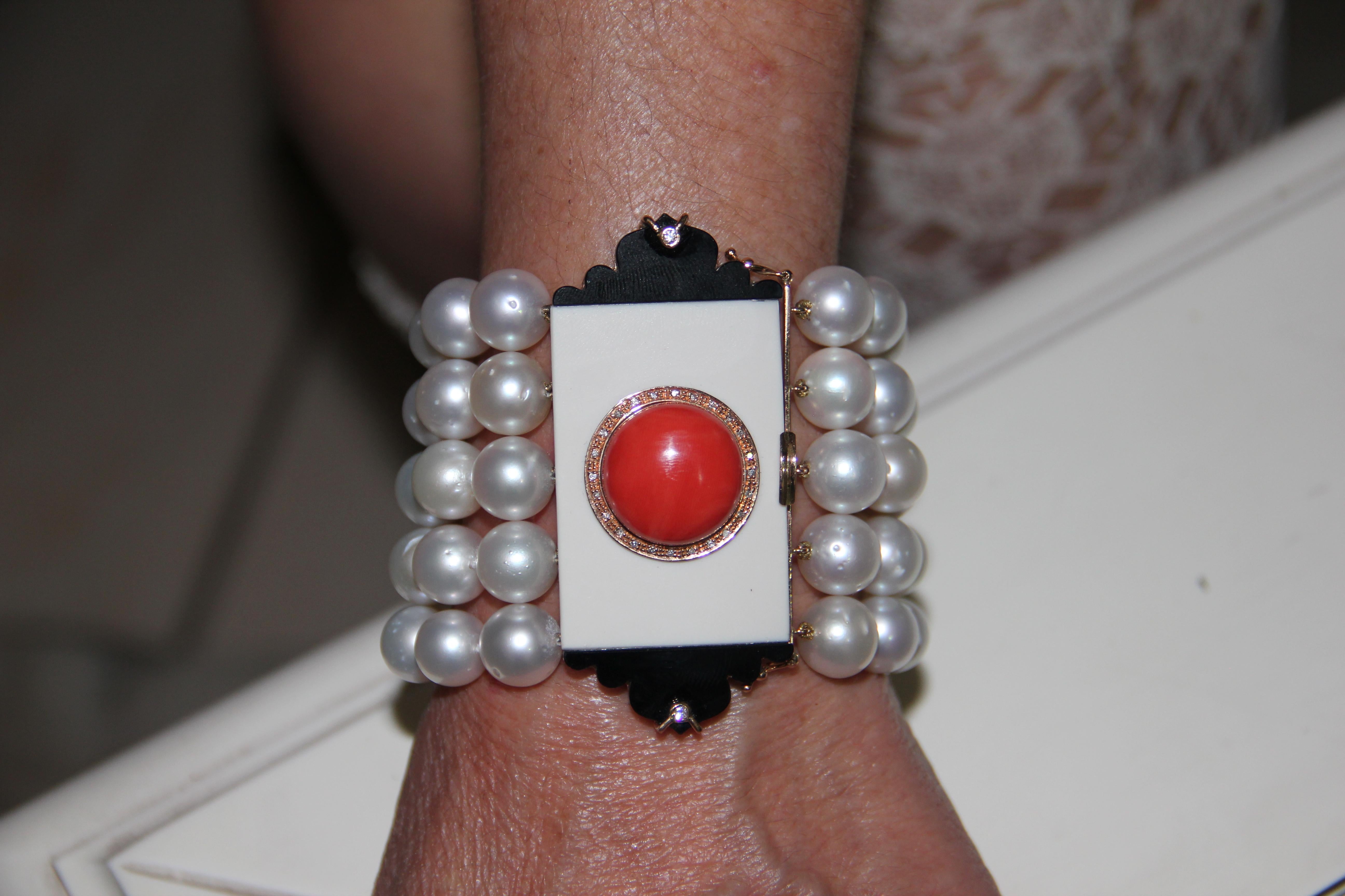 Bracelet manchette artisanal en or 14 carats avec perles d'Australie, diamants et onyx corail en vente 8
