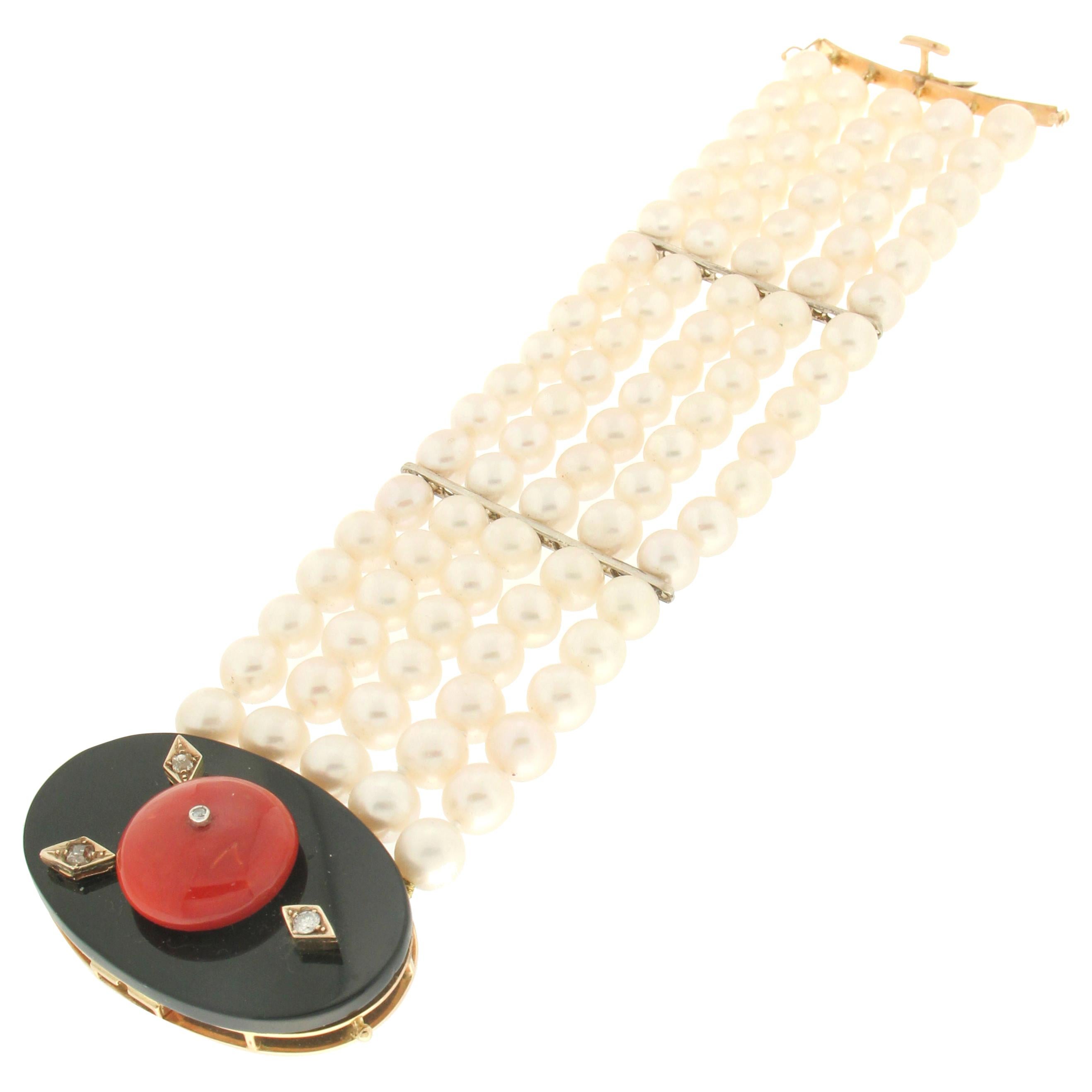 Bracelet manchette en perles d'Australie, or 14 carats, diamants, corail et onyx Handcraft