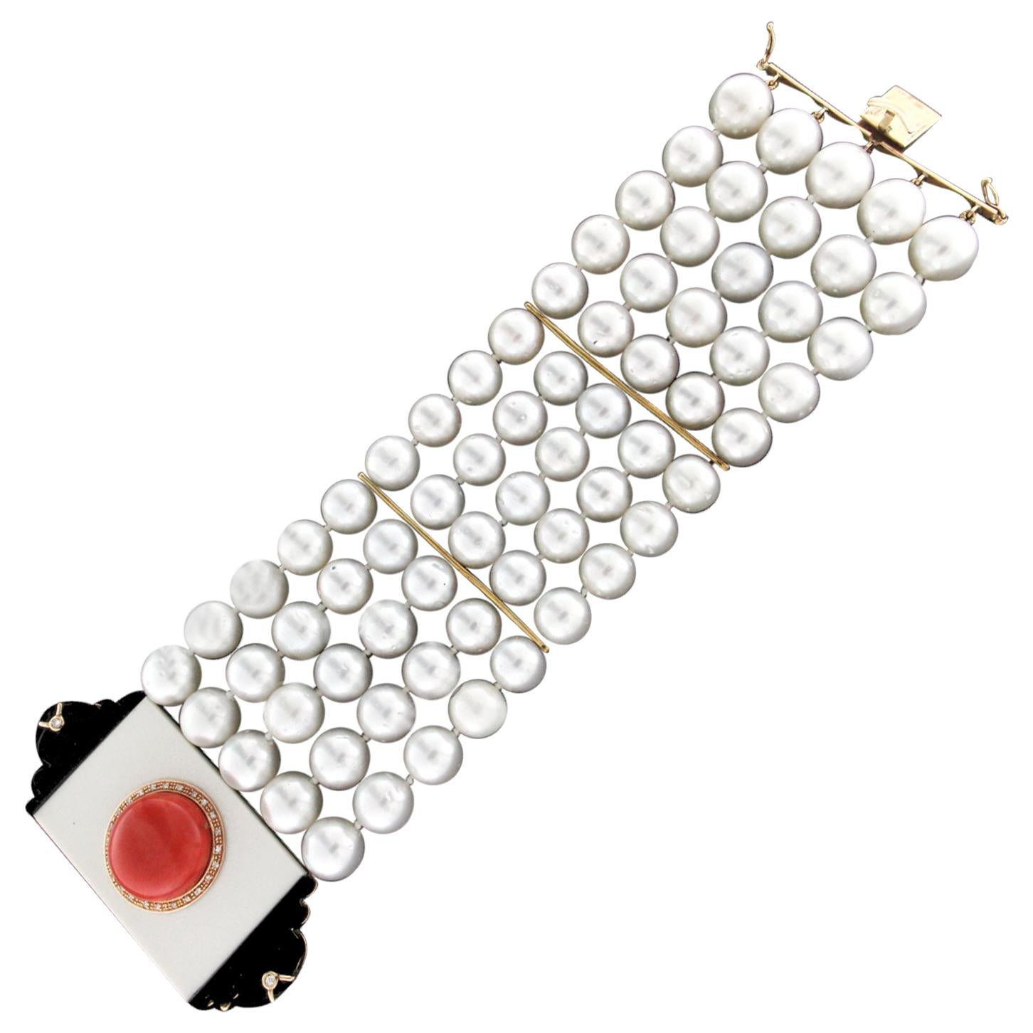 Bracelet manchette artisanal en or 14 carats avec perles d'Australie, diamants et onyx corail en vente