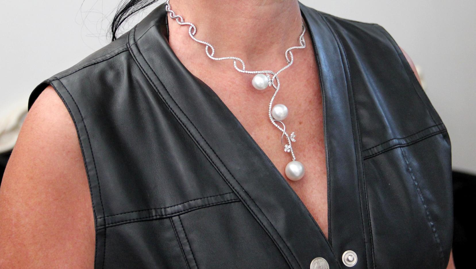 Handcraft Australian Pearls 18 Karat White Gold Diamonds Choker Necklace For Sale 12
