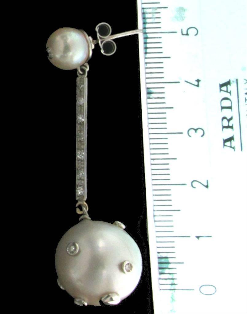 Artisan Boucles d'oreilles pendantes artisanales en or blanc 18 carats avec perles d'Australie et diamants en vente