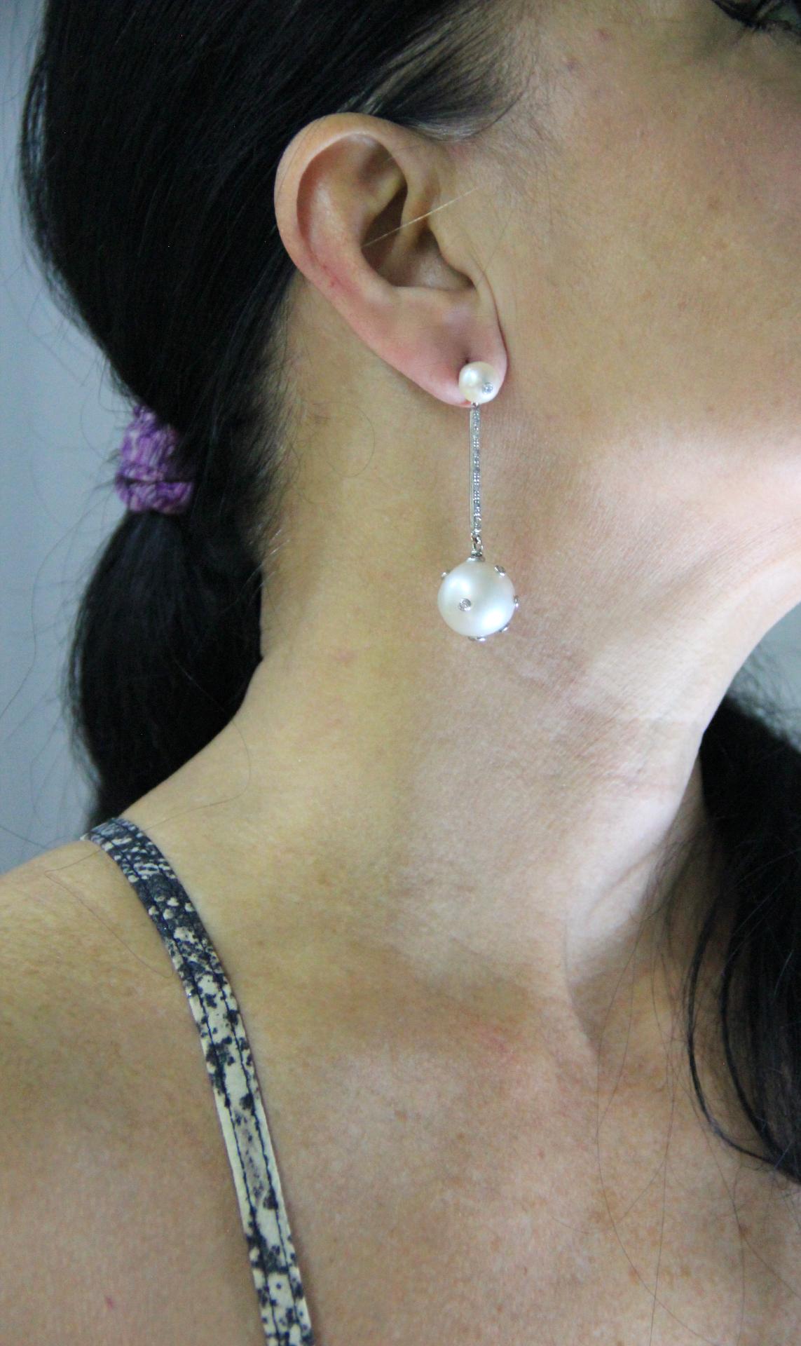 Taille brillant Boucles d'oreilles pendantes artisanales en or blanc 18 carats avec perles d'Australie et diamants en vente