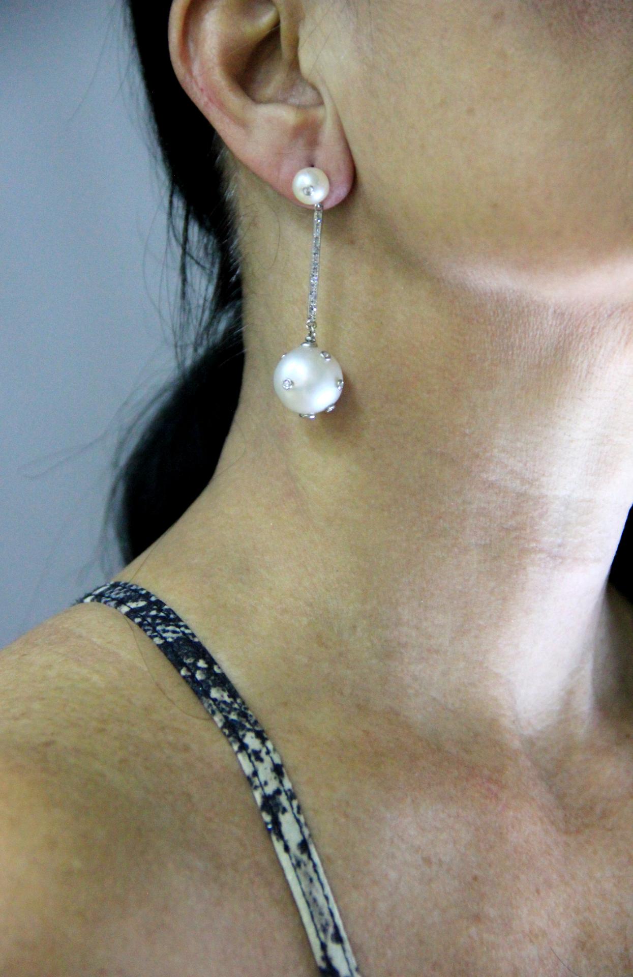 Boucles d'oreilles pendantes artisanales en or blanc 18 carats avec perles d'Australie et diamants Unisexe en vente