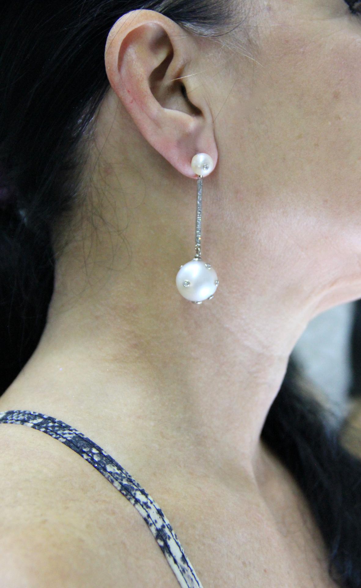 Boucles d'oreilles pendantes artisanales en or blanc 18 carats avec perles d'Australie et diamants en vente 1