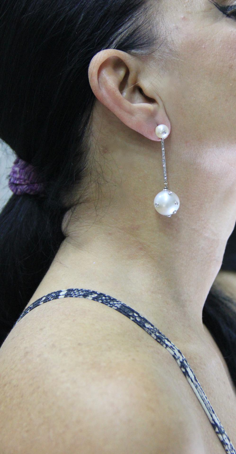 Boucles d'oreilles pendantes artisanales en or blanc 18 carats avec perles d'Australie et diamants en vente 2