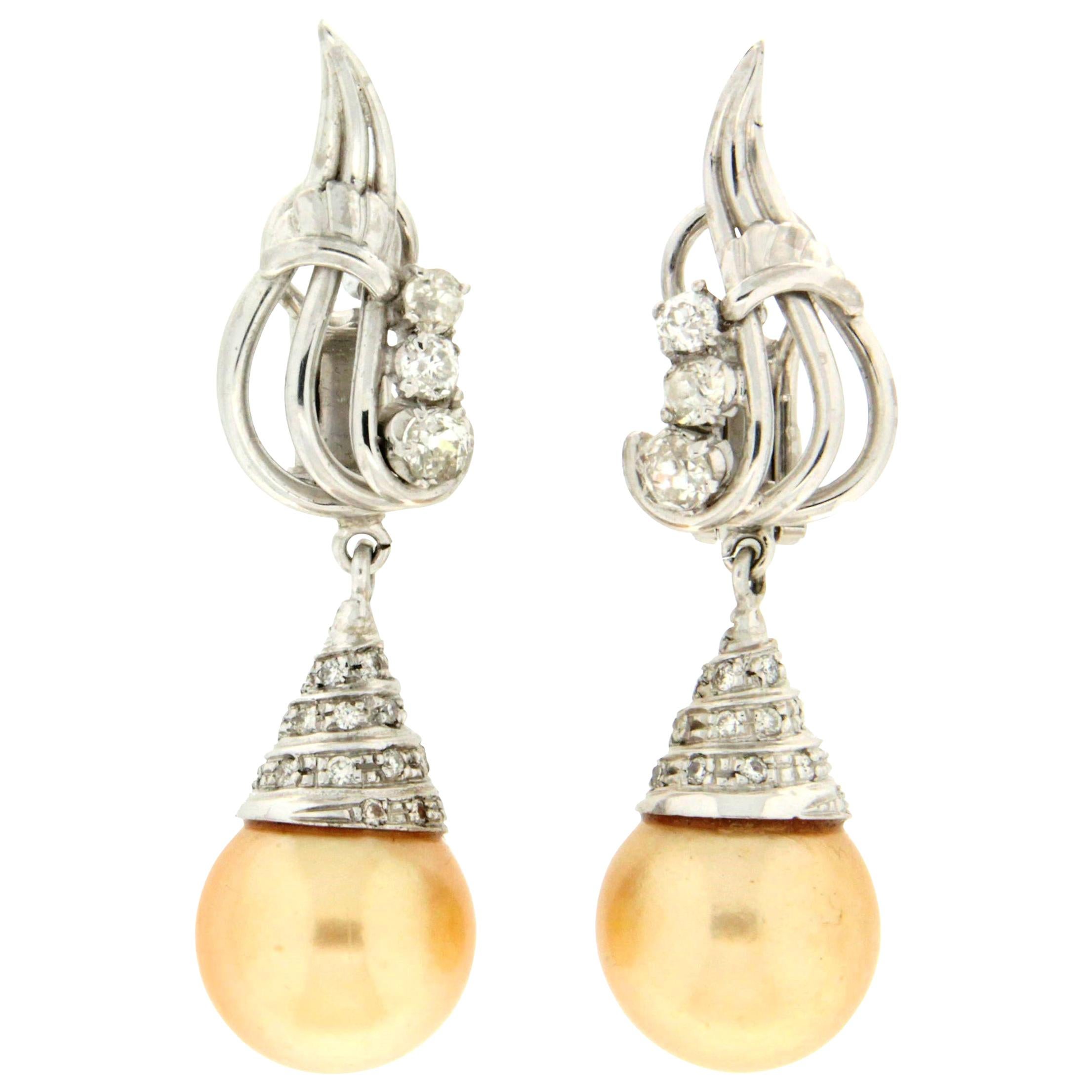 Boucles d'oreilles pendantes artisanales en or blanc 18 carats avec perles d'Australie et diamants