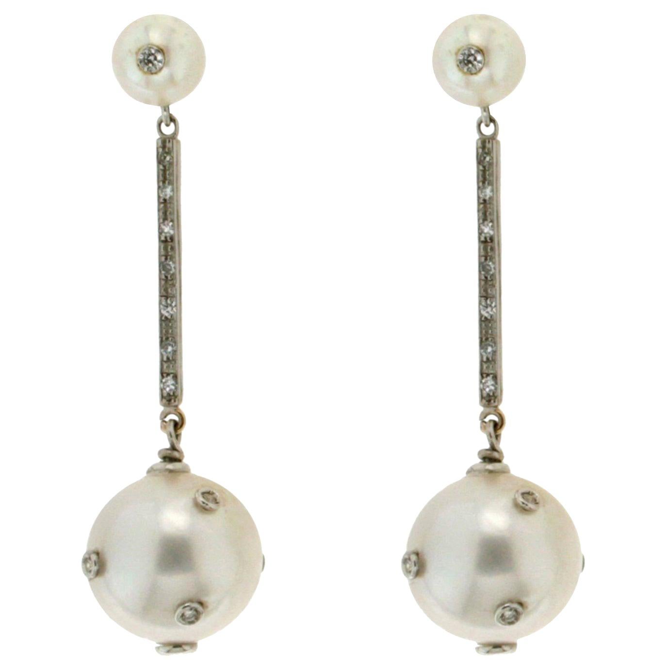Boucles d'oreilles pendantes artisanales en or blanc 18 carats avec perles d'Australie et diamants en vente