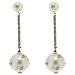 Boucles d'oreilles pendantes artisanales en or blanc 18 carats avec perles d'Australie et diamants