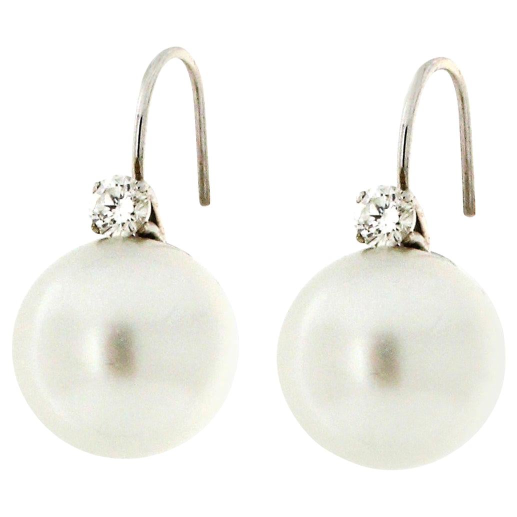 Boucles d'oreilles pendantes artisanales en or blanc 18 carats avec perles d'Australie et diamants