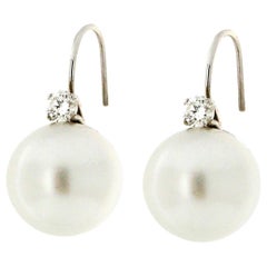 Boucles d'oreilles pendantes artisanales en or blanc 18 carats avec perles d'Australie et diamants