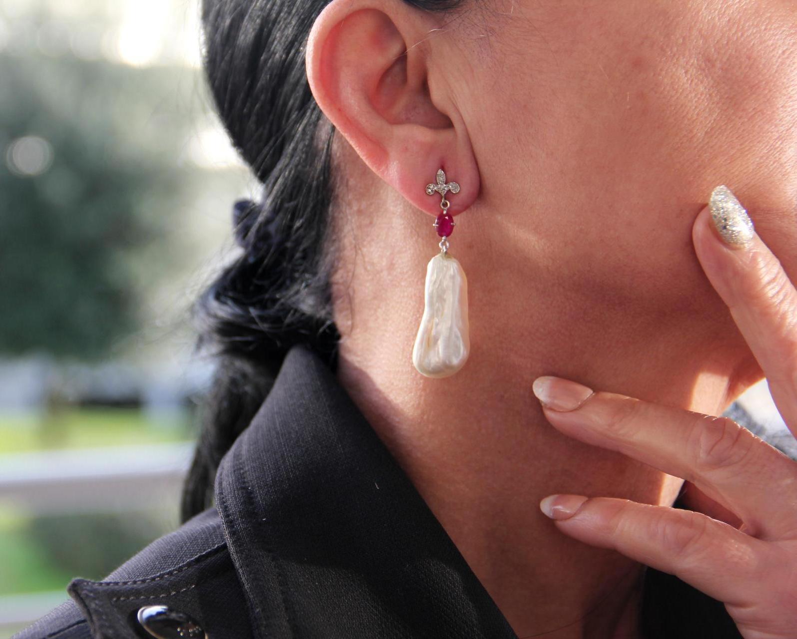 Handcraft Baroque Pearl 18 Karat White Gold Diamonds Ruby Drop Earrings In New Condition For Sale In Marcianise, IT