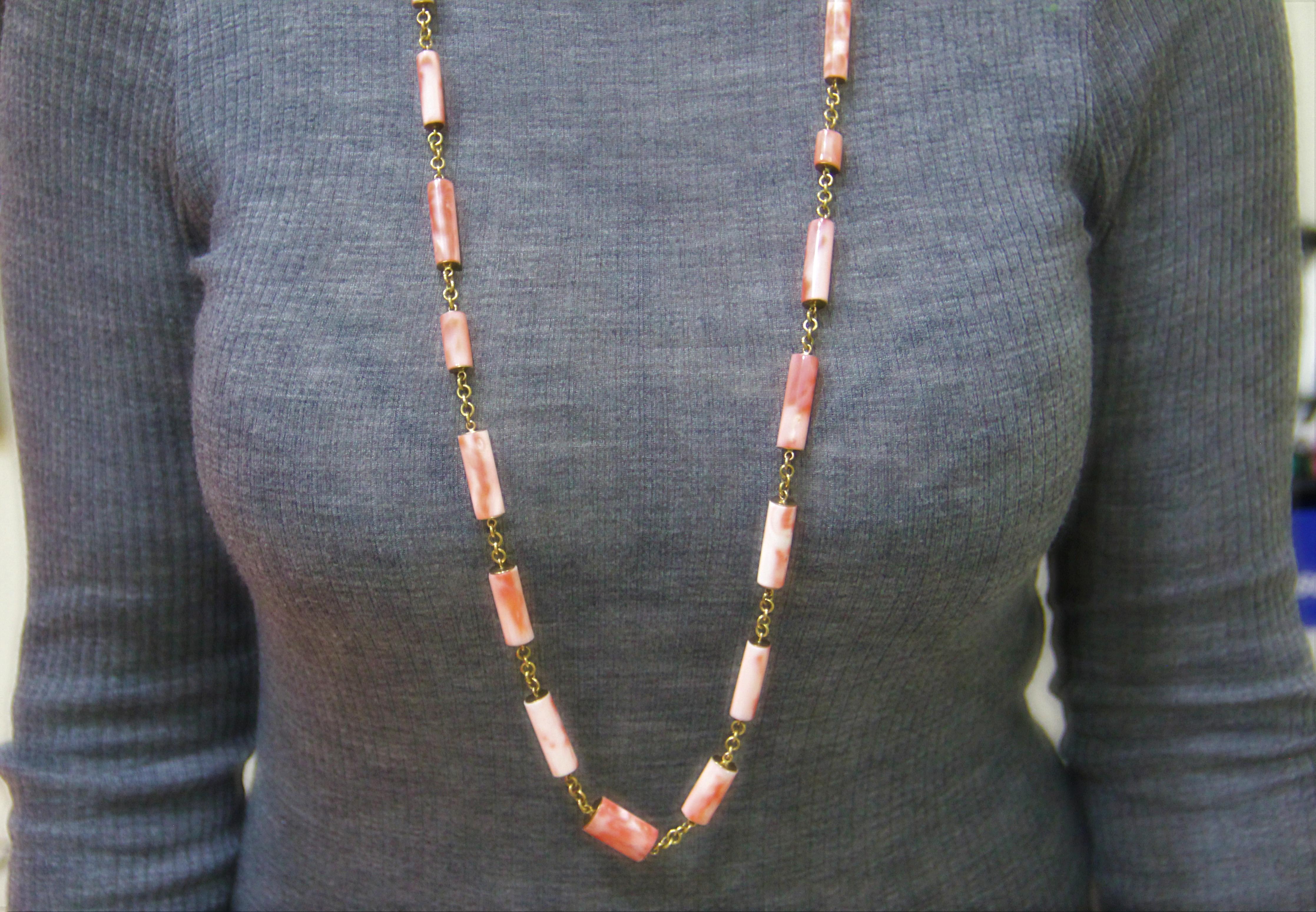 Chaîne collier artisanale en or jaune 14 carats et corail en forme de tonneaux Unisexe en vente