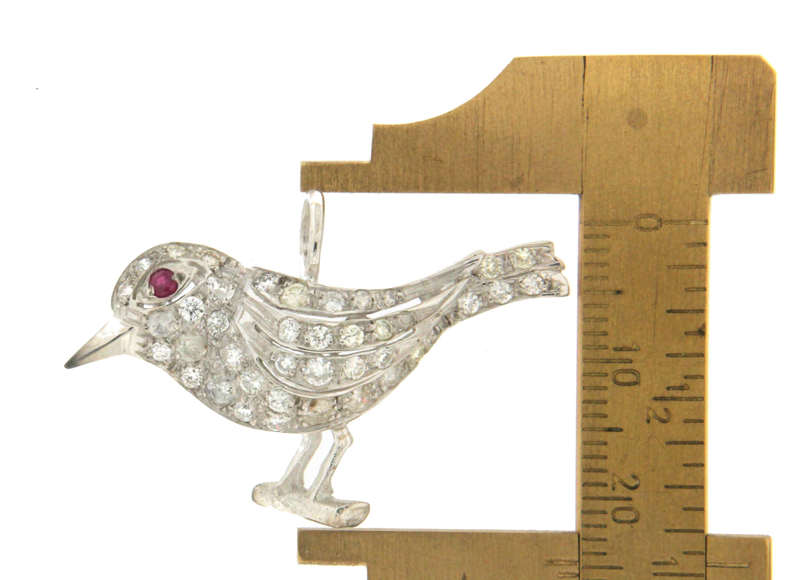 Taglio brillante Collana con ciondolo a forma di uccello in oro bianco 18 carati con diamanti e rubini in vendita