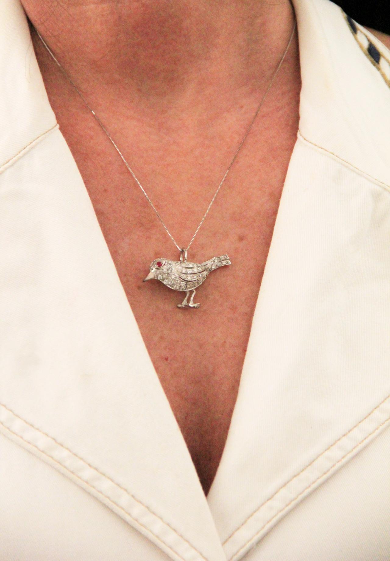 Collana con ciondolo a forma di uccello in oro bianco 18 carati con diamanti e rubini in vendita 1