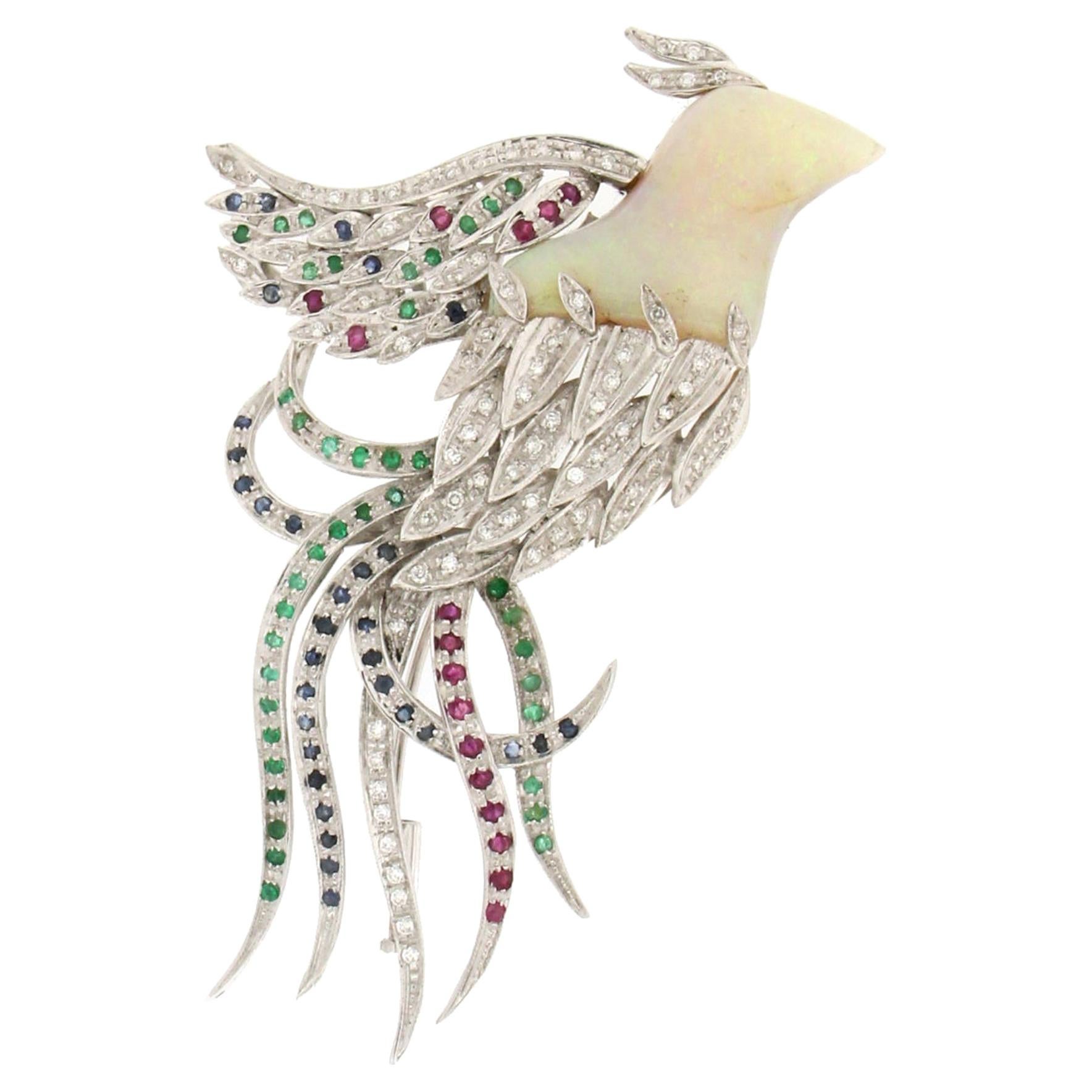 Broche artisanale en or blanc 18 carats avec opale d'oiseau, diamants, saphirs, émeraudes et rubis