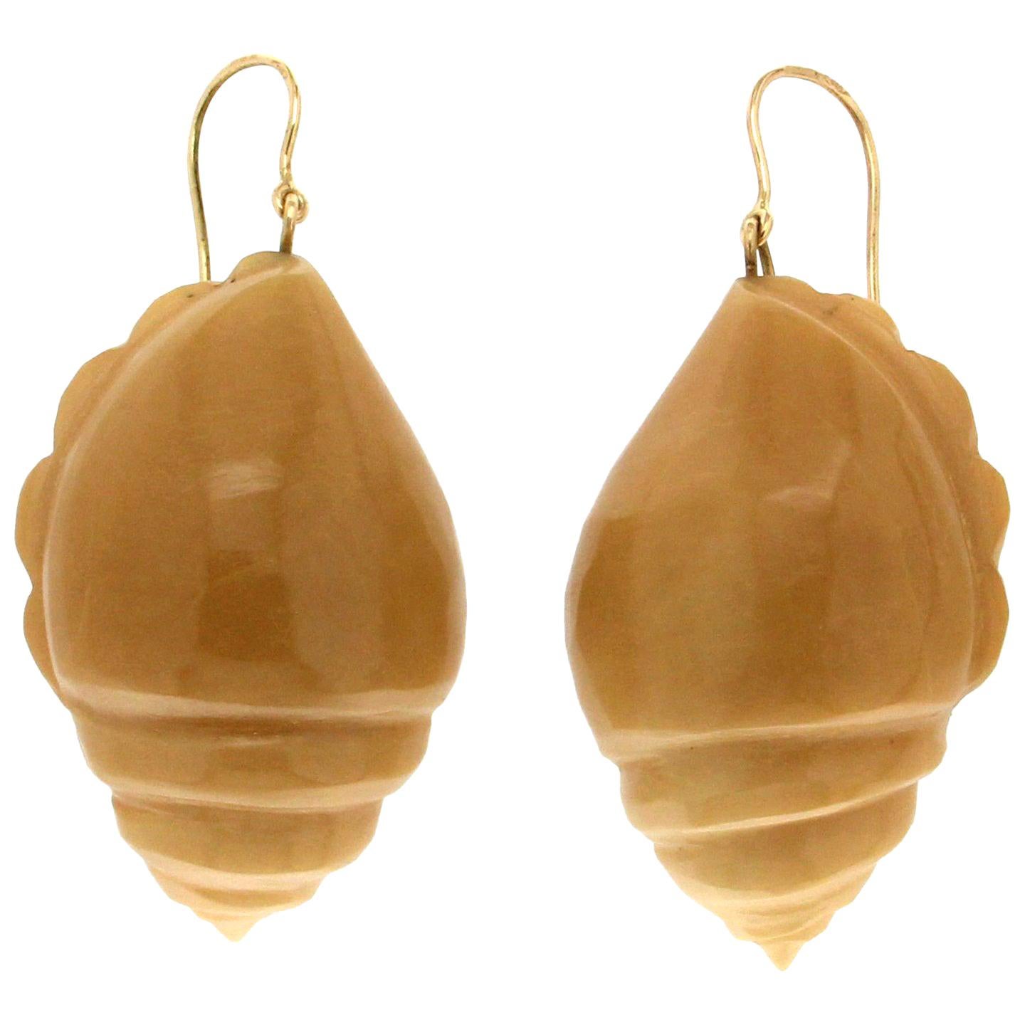 Boucles d'oreilles en goutte en or jaune 18 carats avec coquillages et os, fabriquées à la main