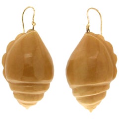 Boucles d'oreilles en goutte en or jaune 18 carats avec coquillages et os, fabriquées à la main