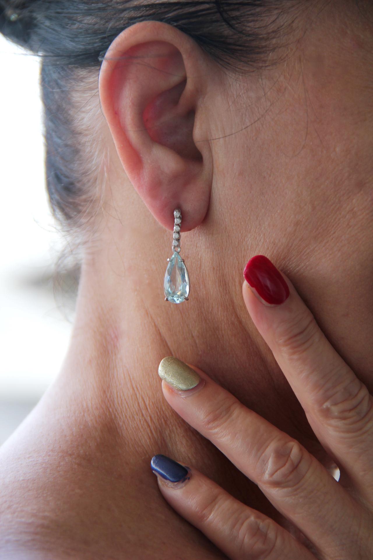 Boucles d'oreilles en goutte artisanales en or blanc 18 carats avec aigue-marine du Brésil et diamants en vente 2