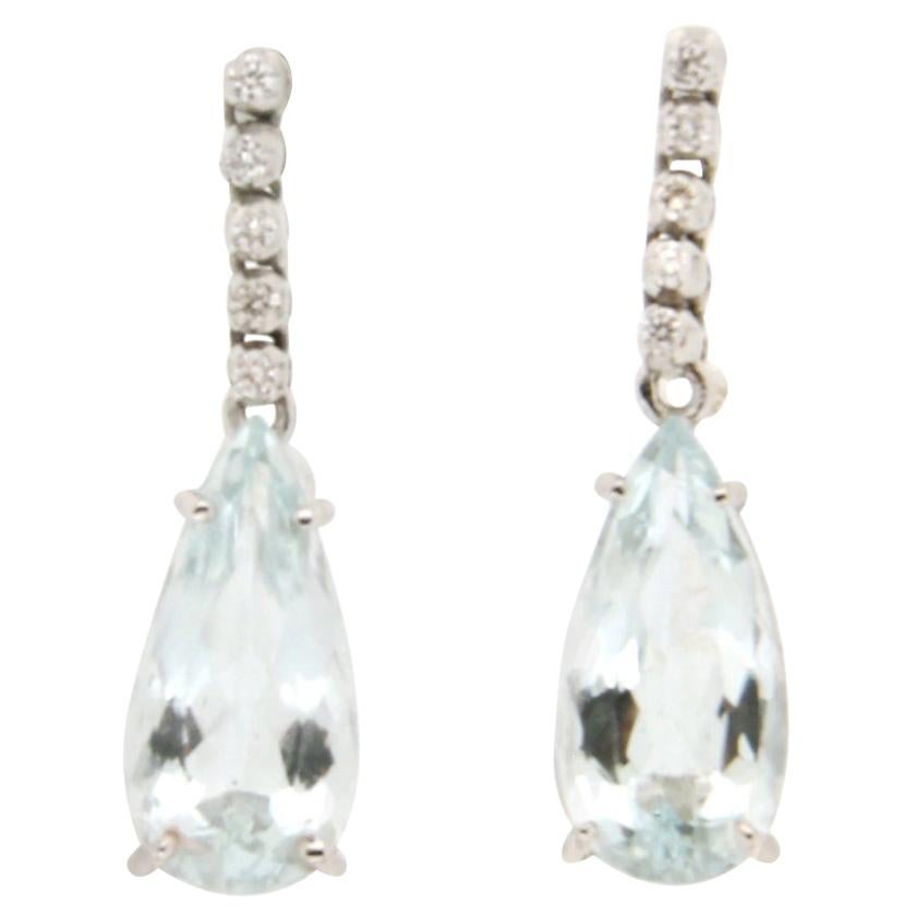 Boucles d'oreilles en goutte artisanales en or blanc 18 carats avec aigue-marine du Brésil et diamants en vente