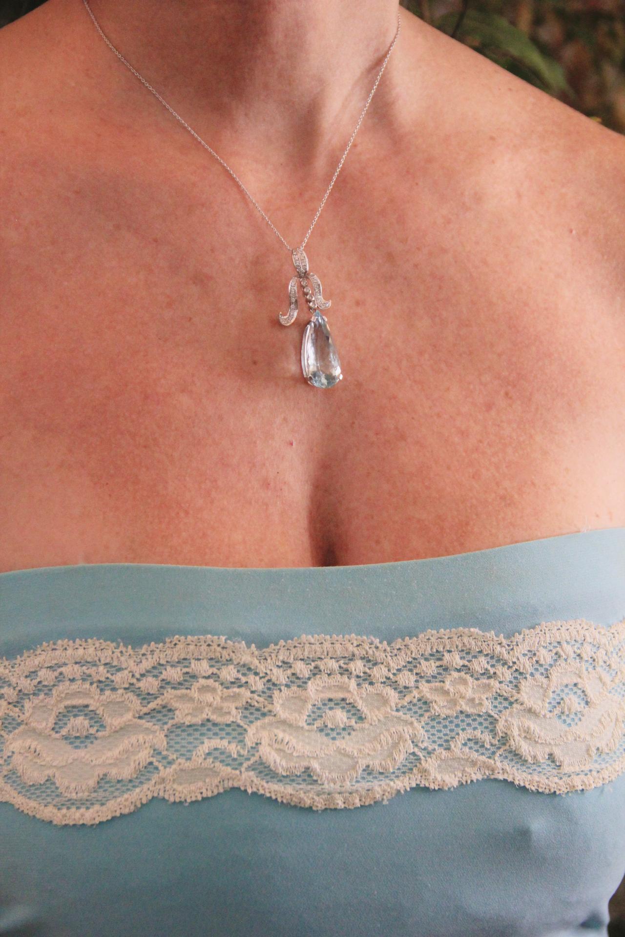 Collier pendentif artisanal en or blanc 18 carats avec aigue-marine du Brésil et diamants en vente 4