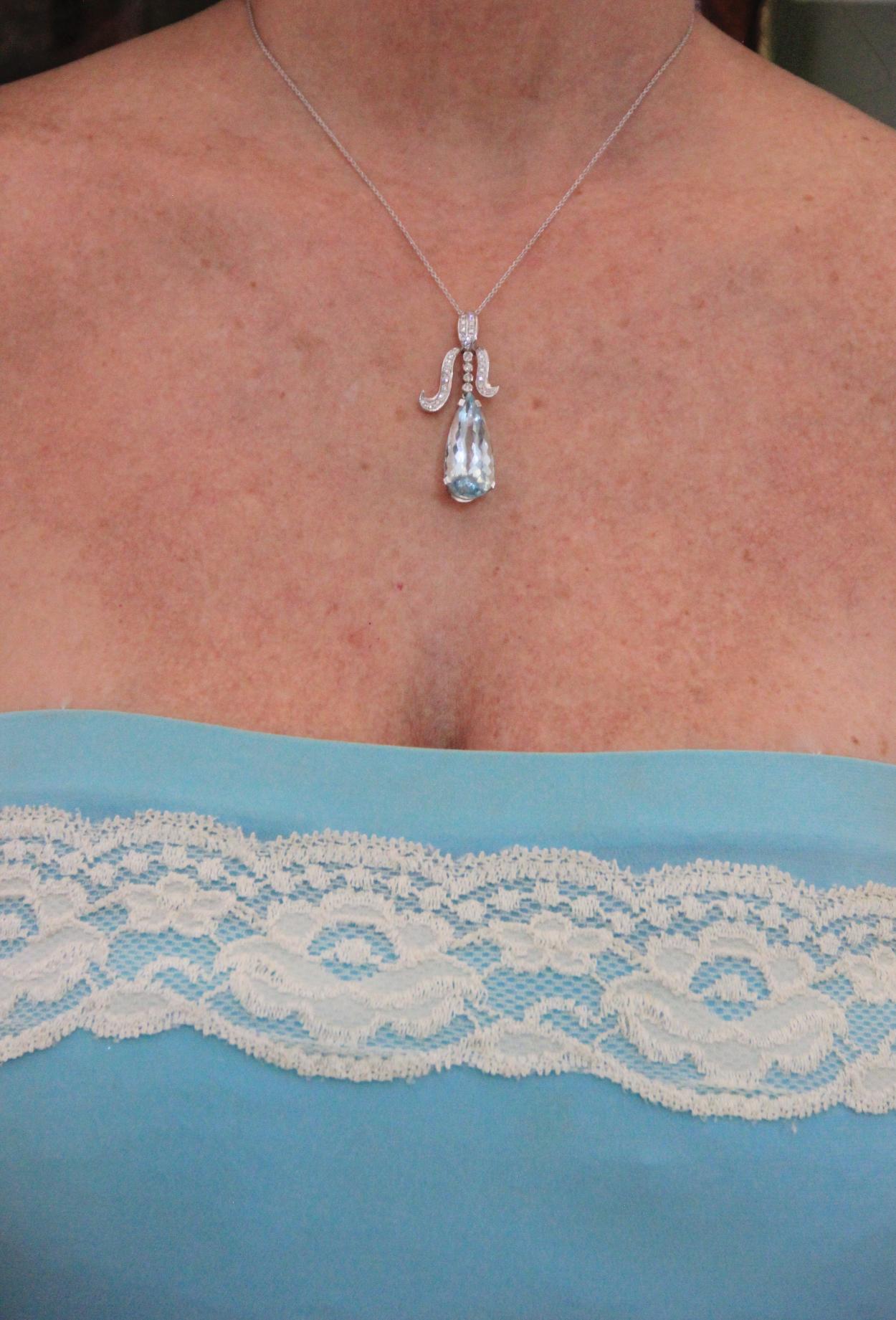 Collier pendentif artisanal en or blanc 18 carats avec aigue-marine du Brésil et diamants en vente 7
