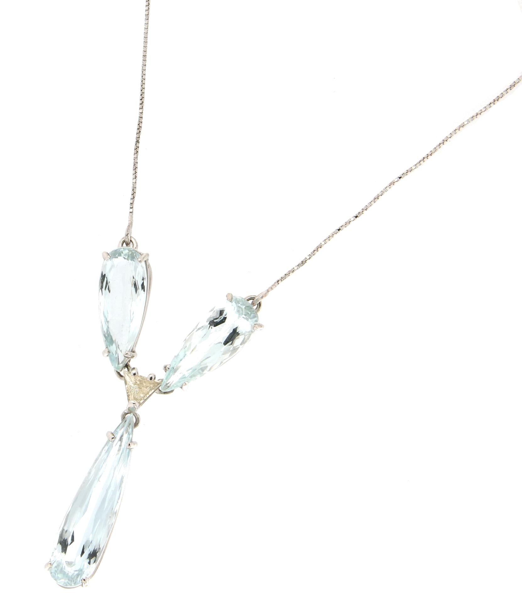 Taille mixte Collier pendentif artisanal en or blanc 18 carats avec aigue-marine du Brésil et diamants en vente