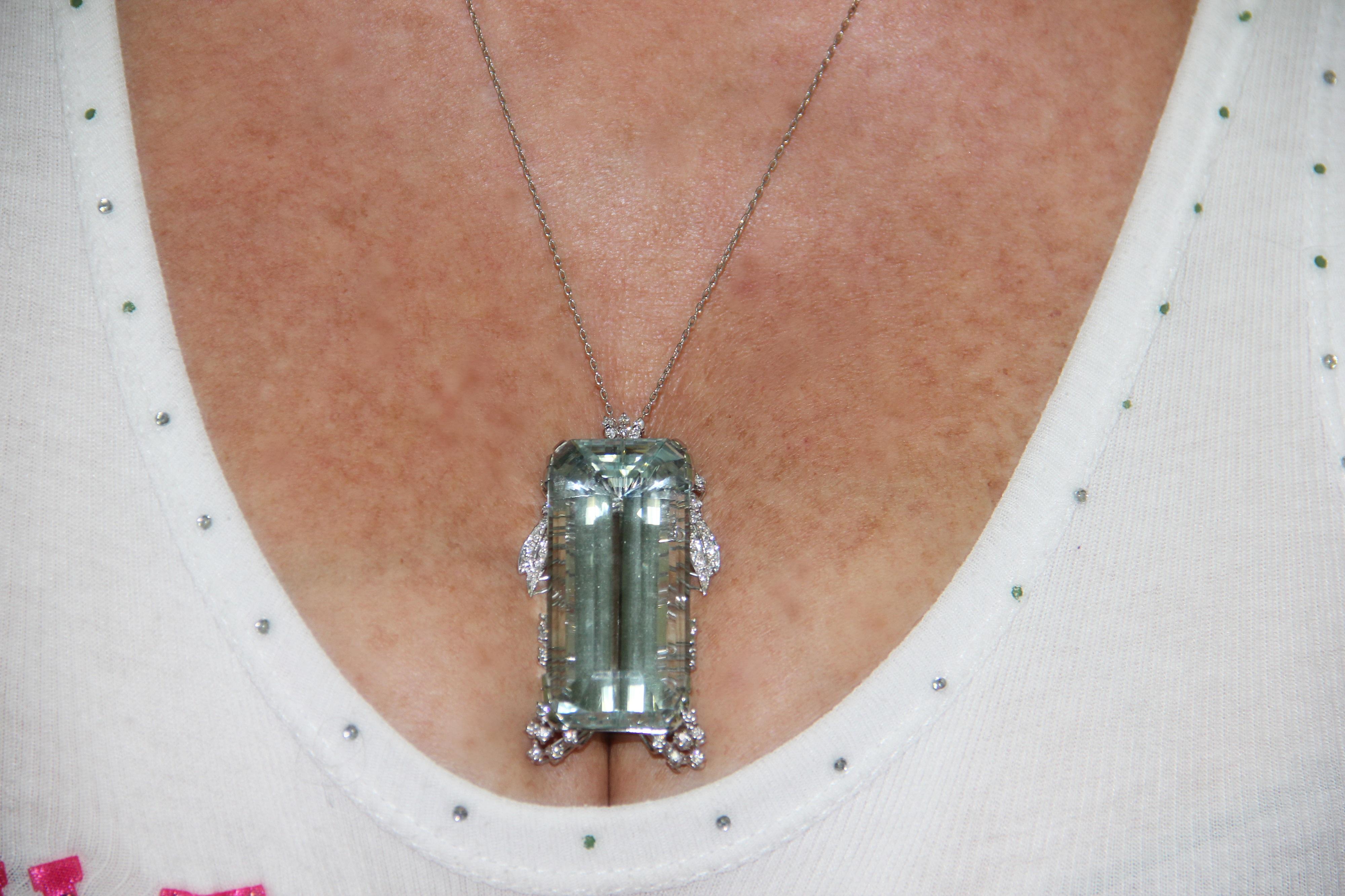 Collana con ciondolo in oro bianco 18 carati e diamanti con acquamarina brasiliana realizzata a mano in vendita 1
