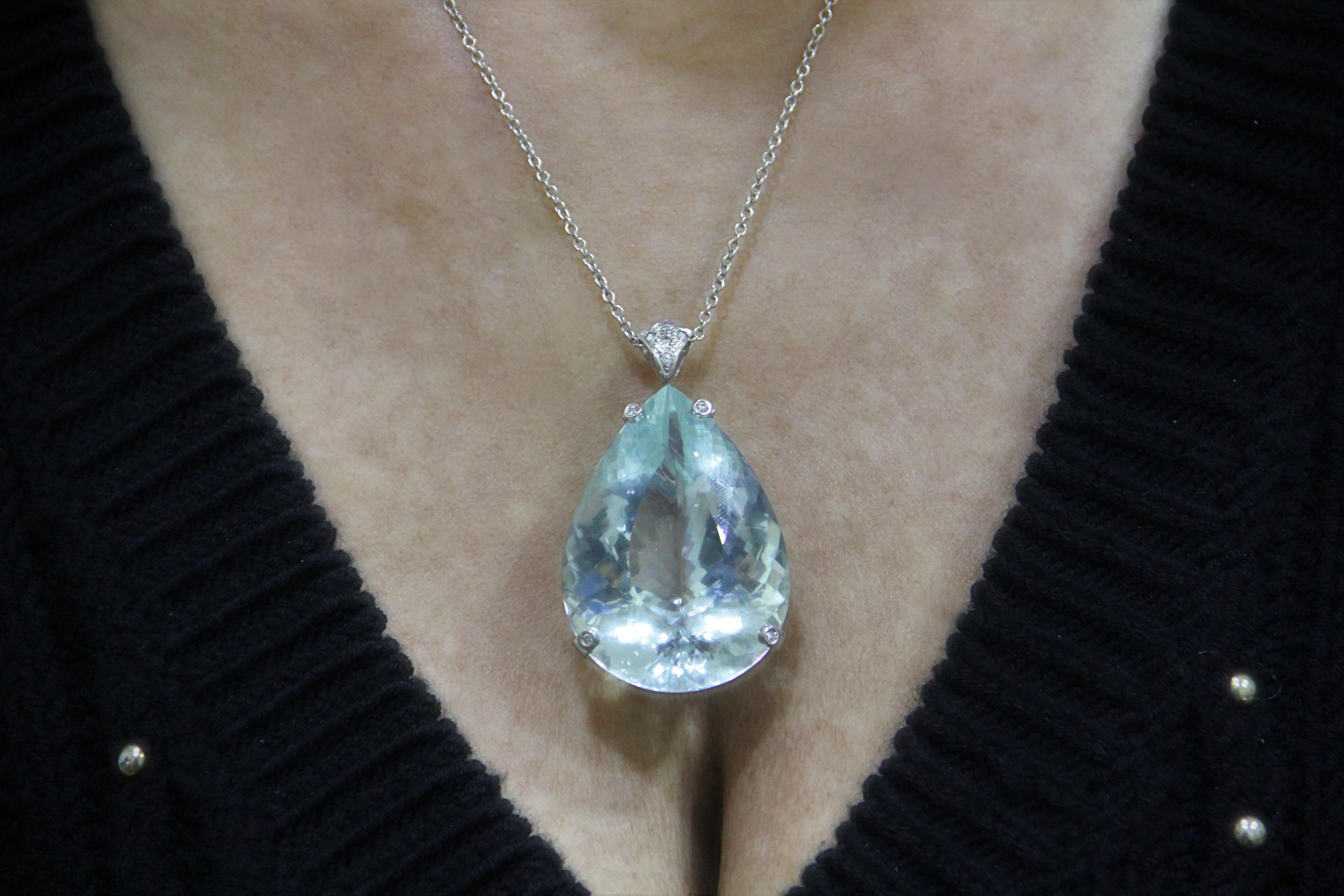Collana con ciondolo in oro bianco 18 carati e diamanti con acquamarina brasiliana realizzata a mano in vendita 1