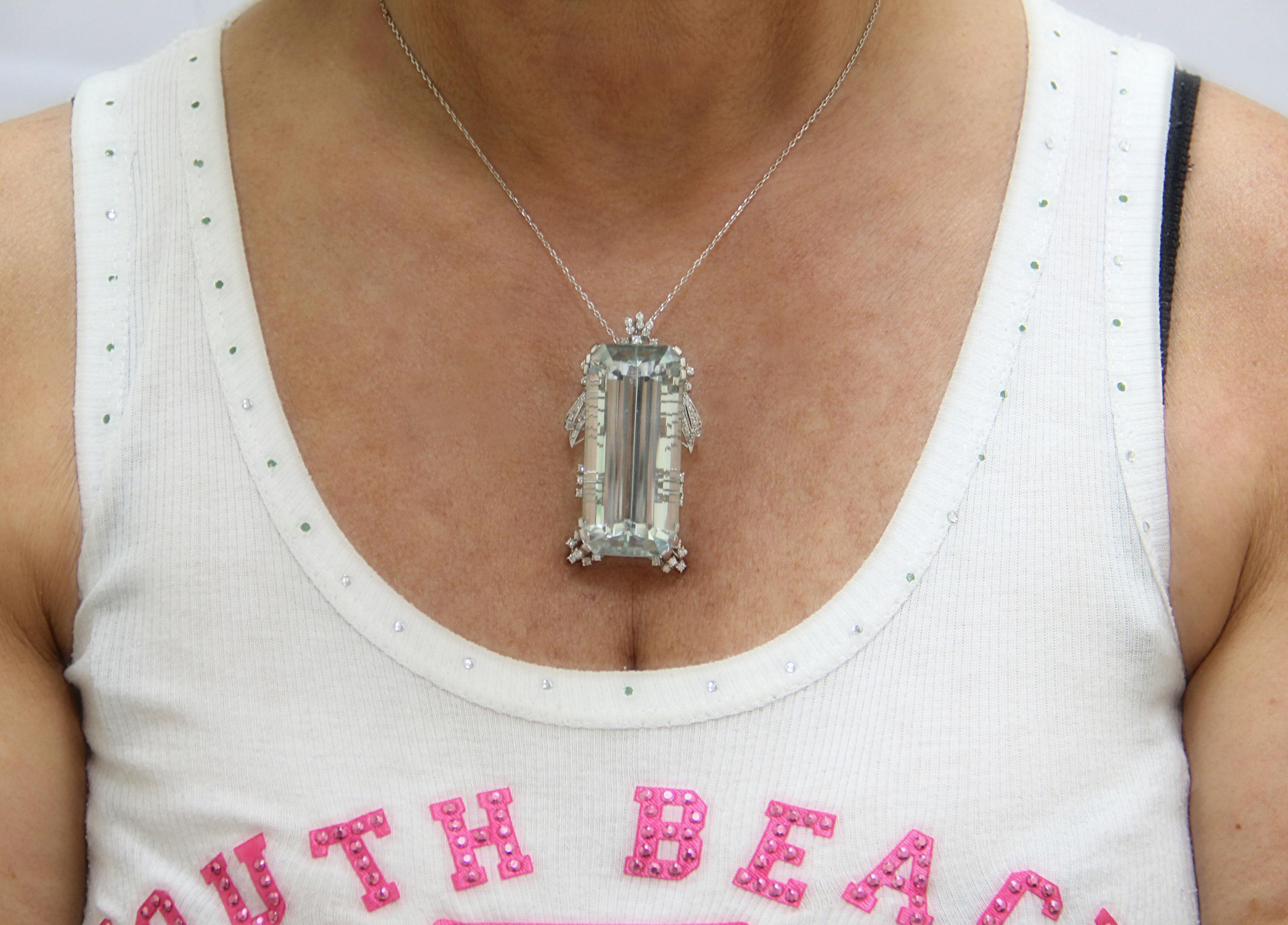 Collana con ciondolo in oro bianco 18 carati e diamanti con acquamarina brasiliana realizzata a mano in vendita 2