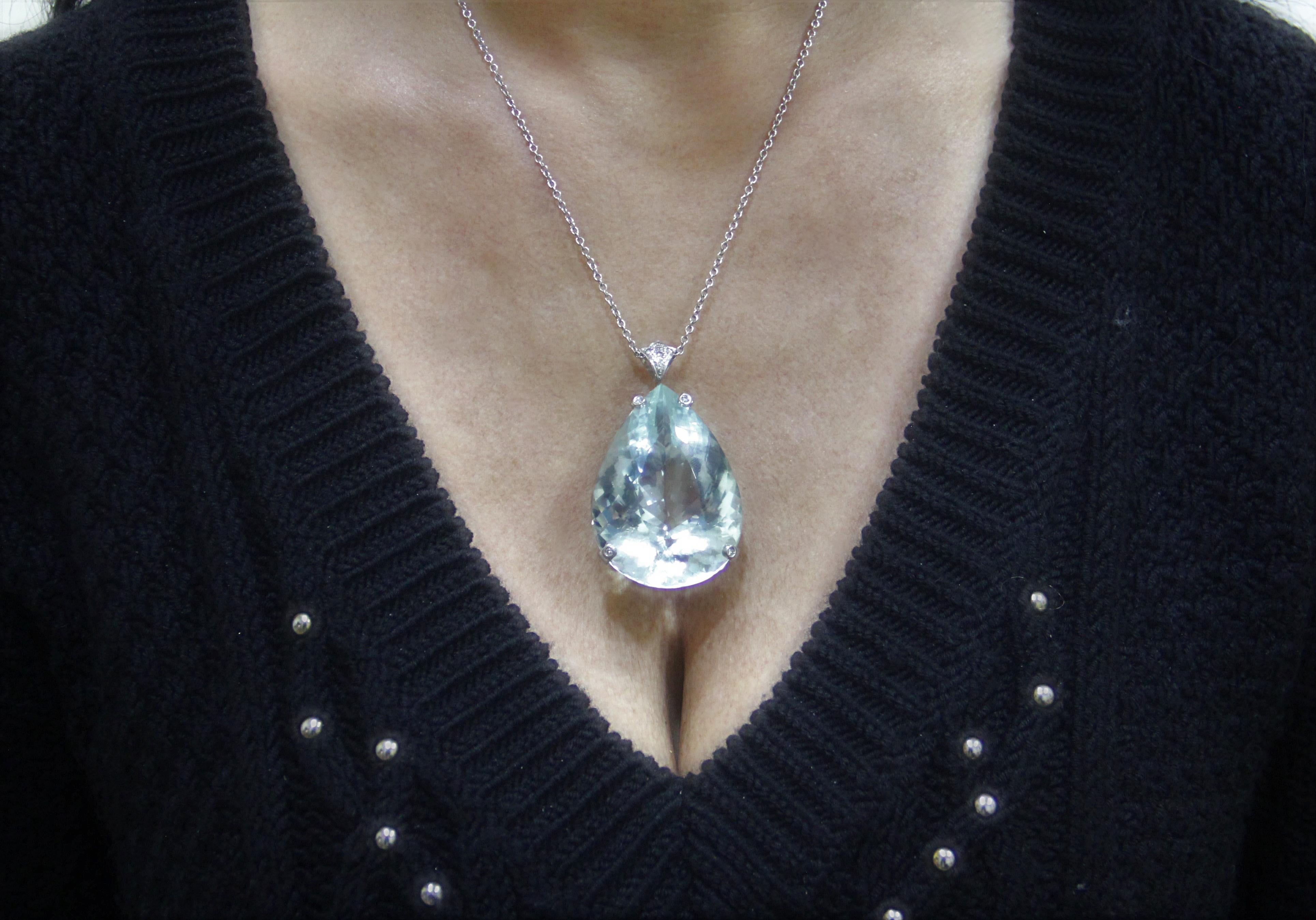 Collana con ciondolo in oro bianco 18 carati e diamanti con acquamarina brasiliana realizzata a mano in vendita 2