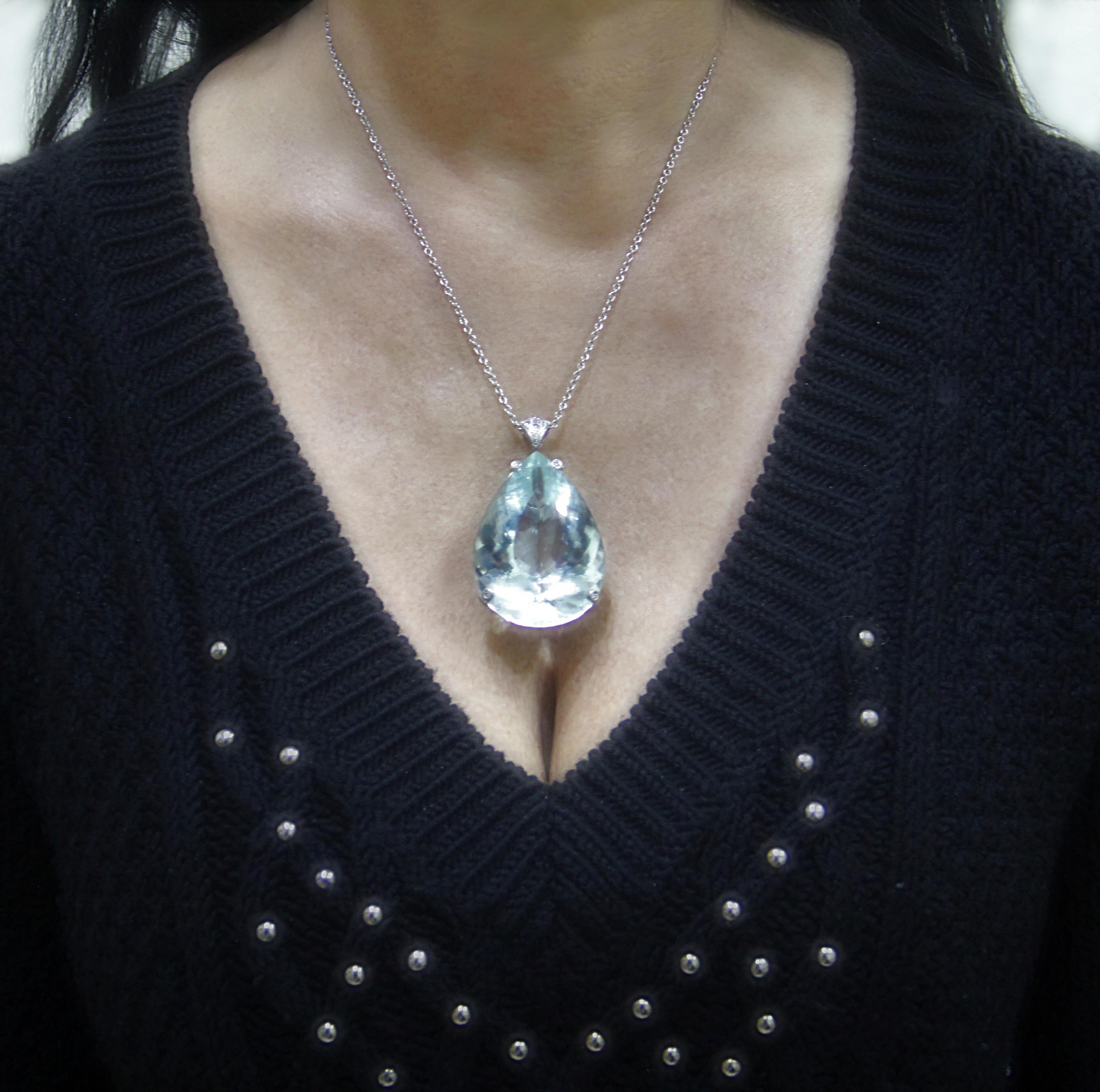 Collana con ciondolo in oro bianco 18 carati e diamanti con acquamarina brasiliana realizzata a mano in vendita 3